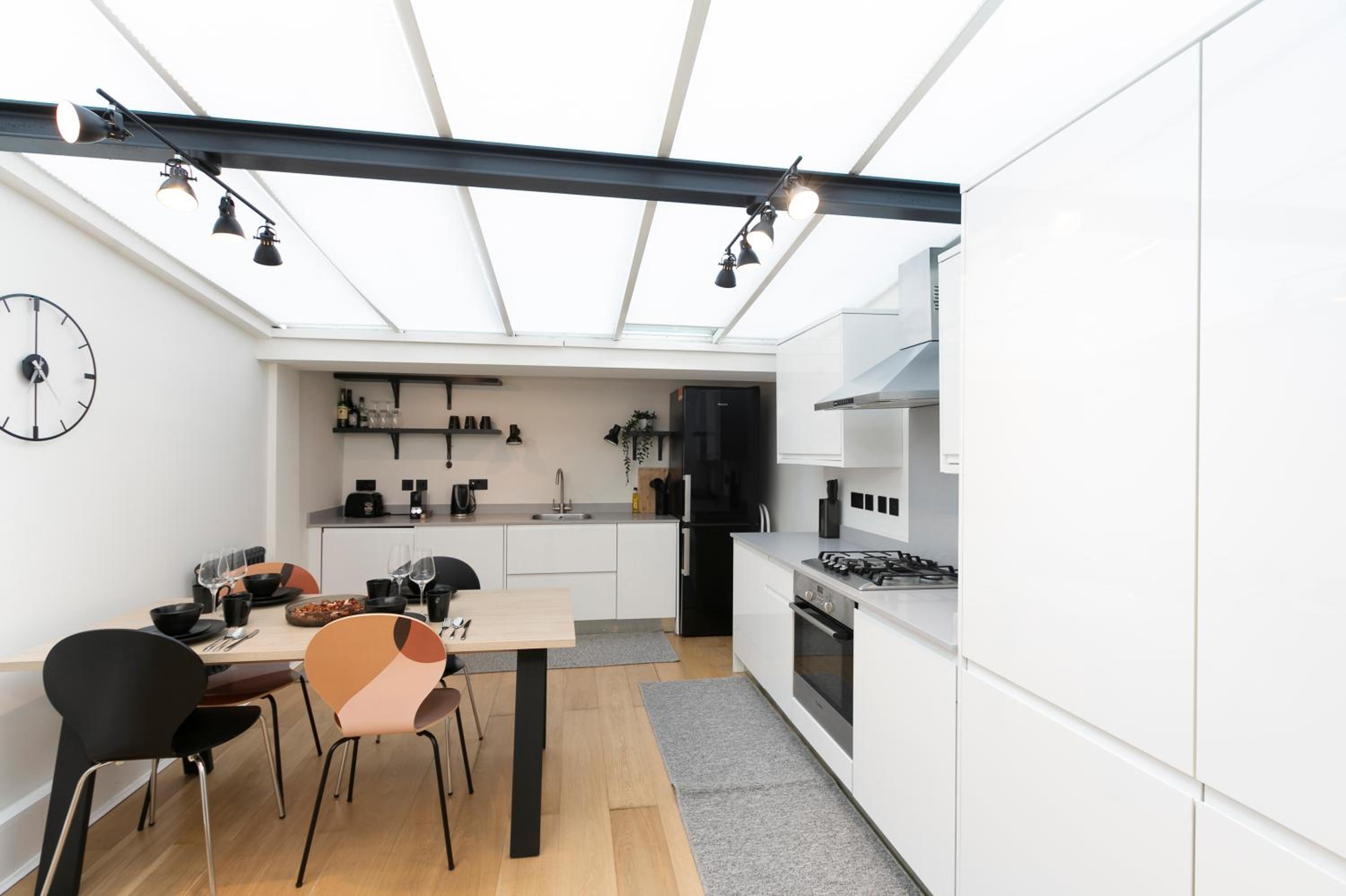 PenthouseStays Chelsea - Luxury 2 Bedroom Apartment w/King Bed - near King's Road