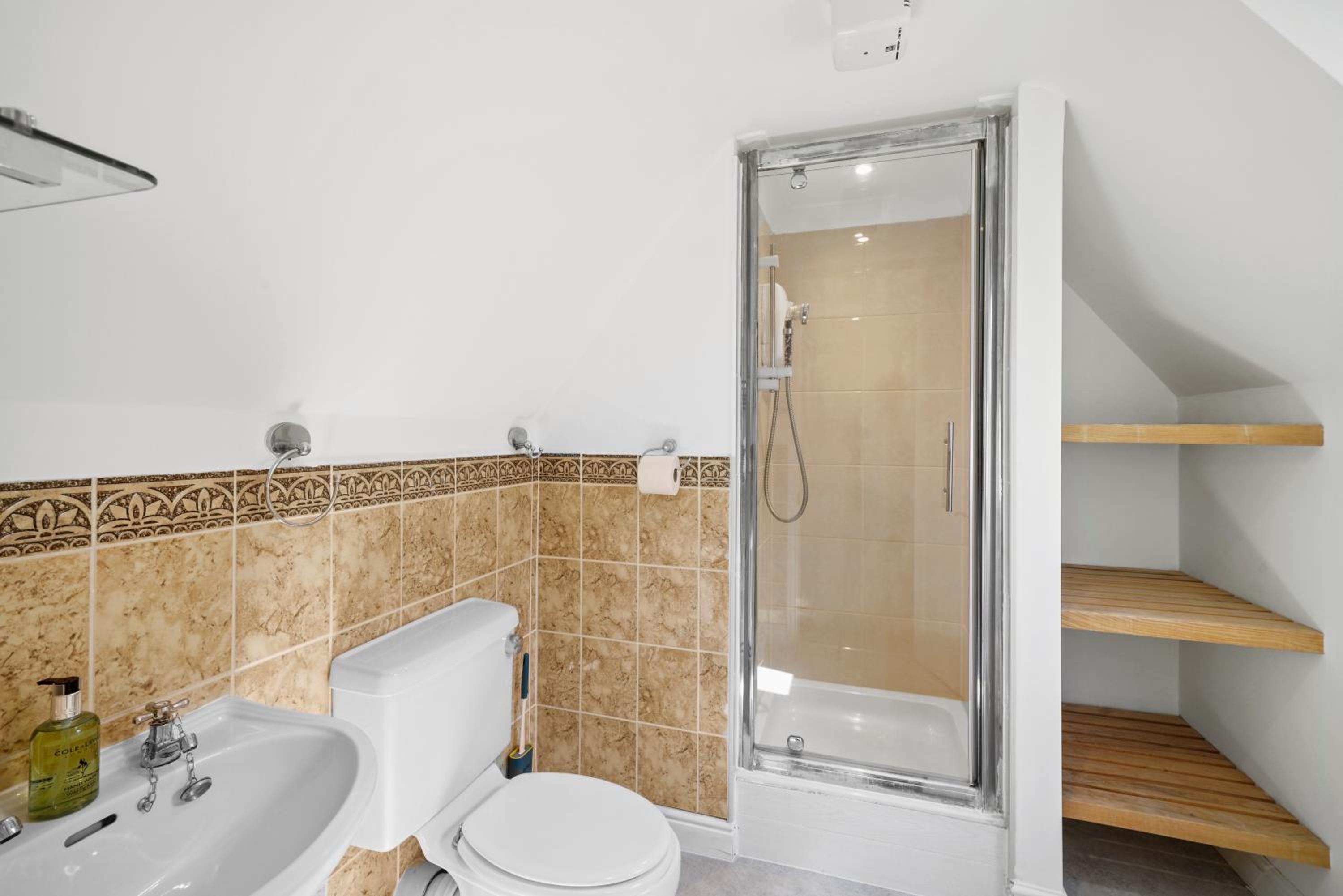 PRIME 3 BED HOUSE to BICESTER OUTLET for 8 People by Platinum Key Properties view 2