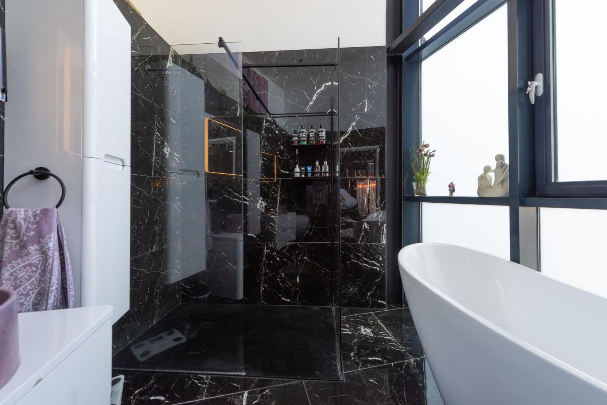Woolbrook Reservoir - Private Hot Tub & Secure Parking