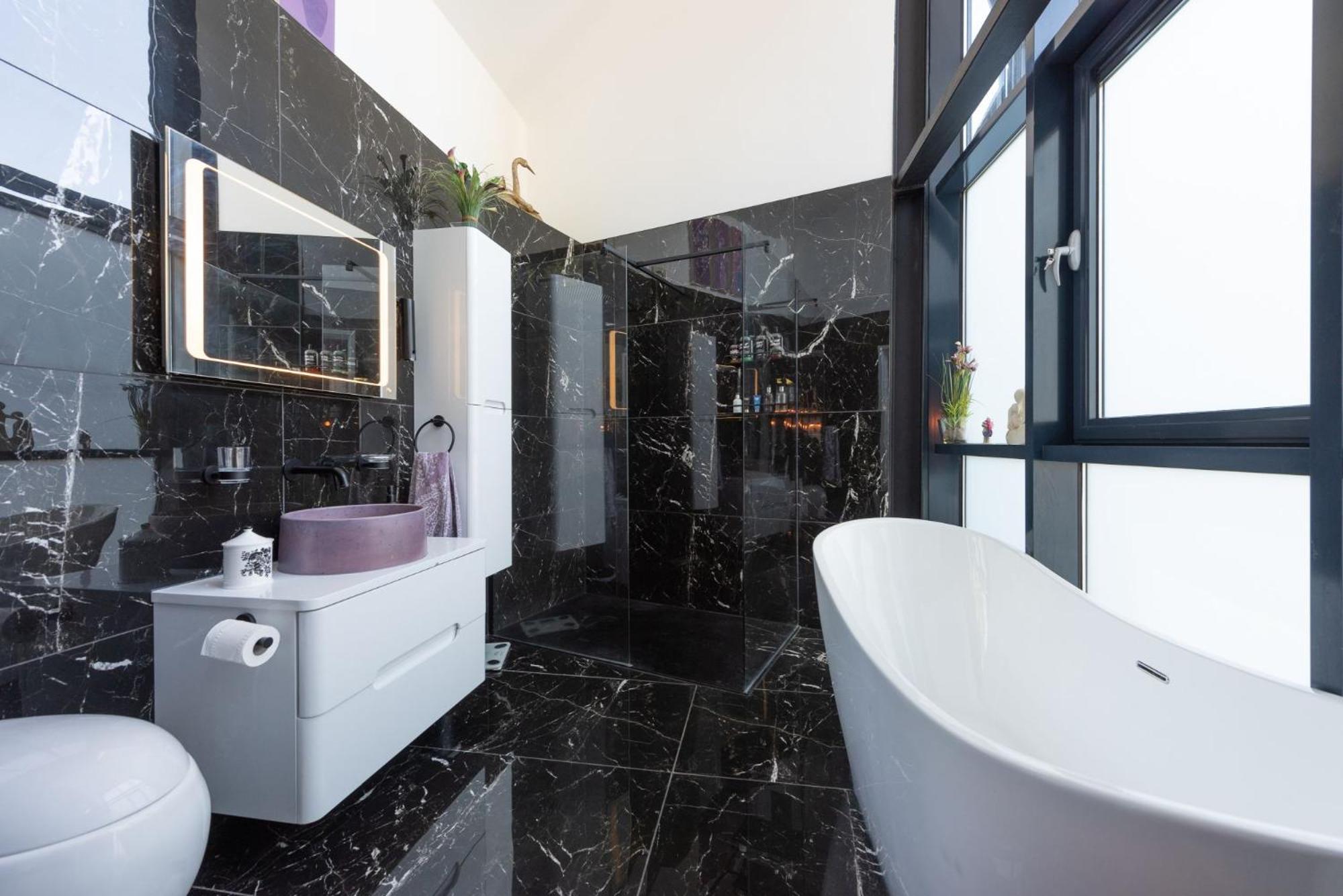 Woolbrook Reservoir - Private Hot Tub & Secure Parking