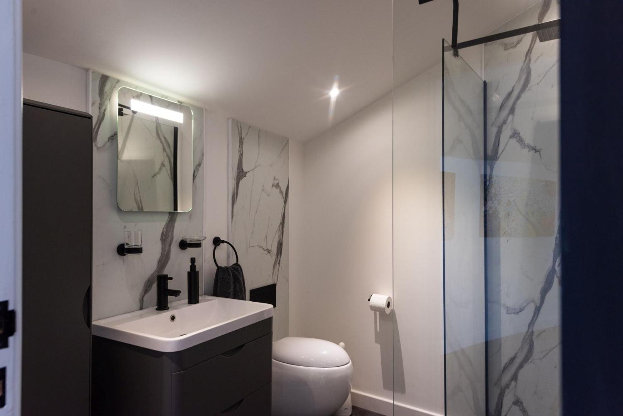 Woolbrook Reservoir - Private Hot Tub & Secure Parking
