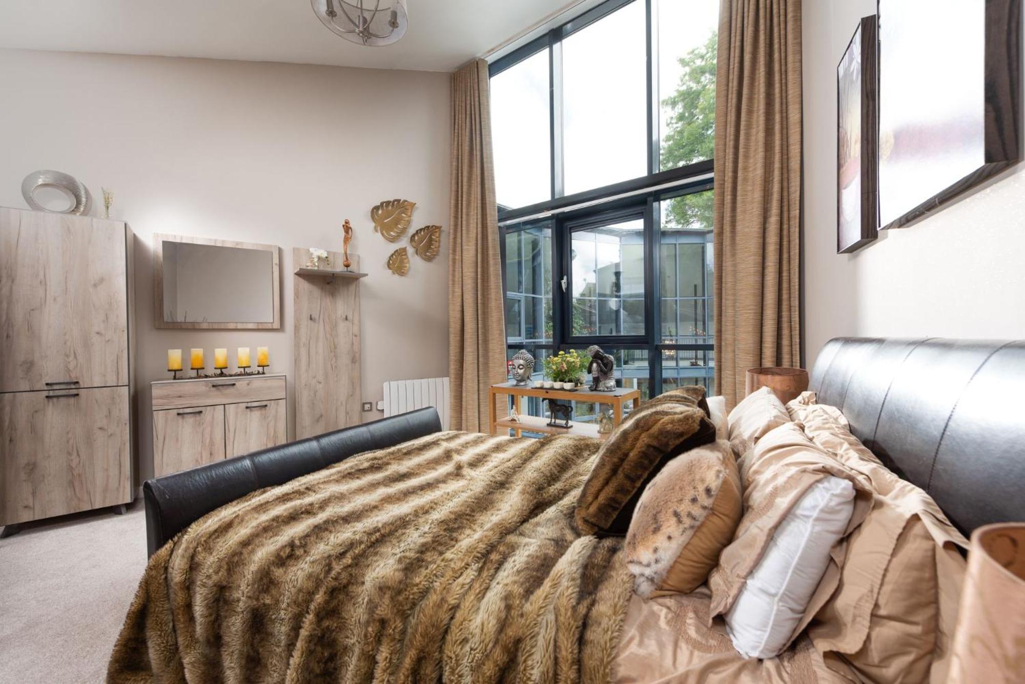 Woolbrook Reservoir - Private Hot Tub & Secure Parking