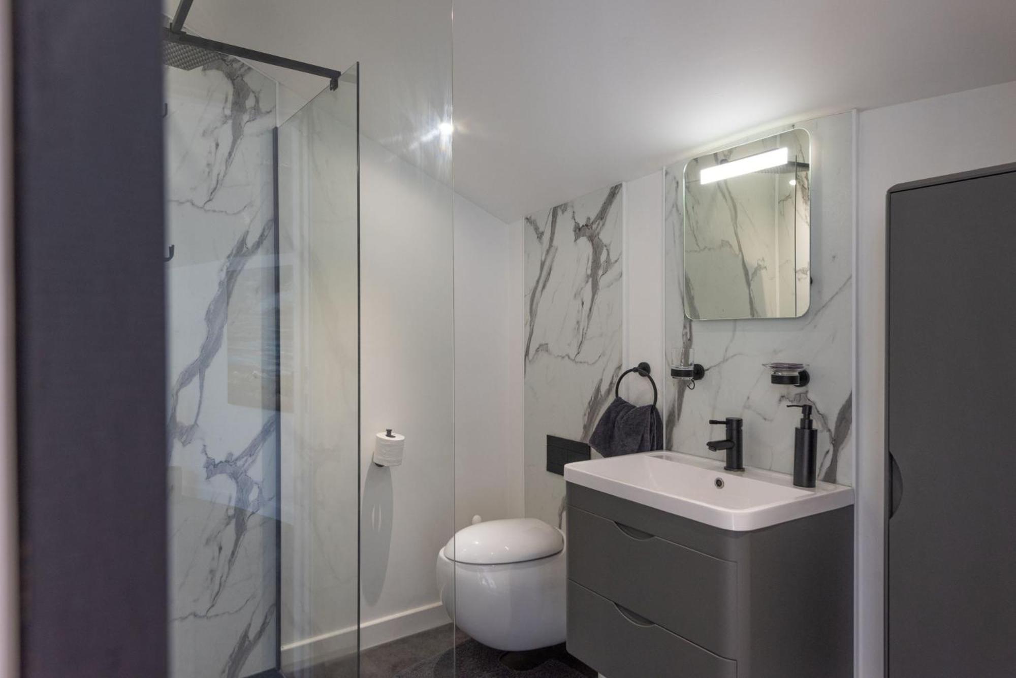 Woolbrook Reservoir - Private Hot Tub & Secure Parking