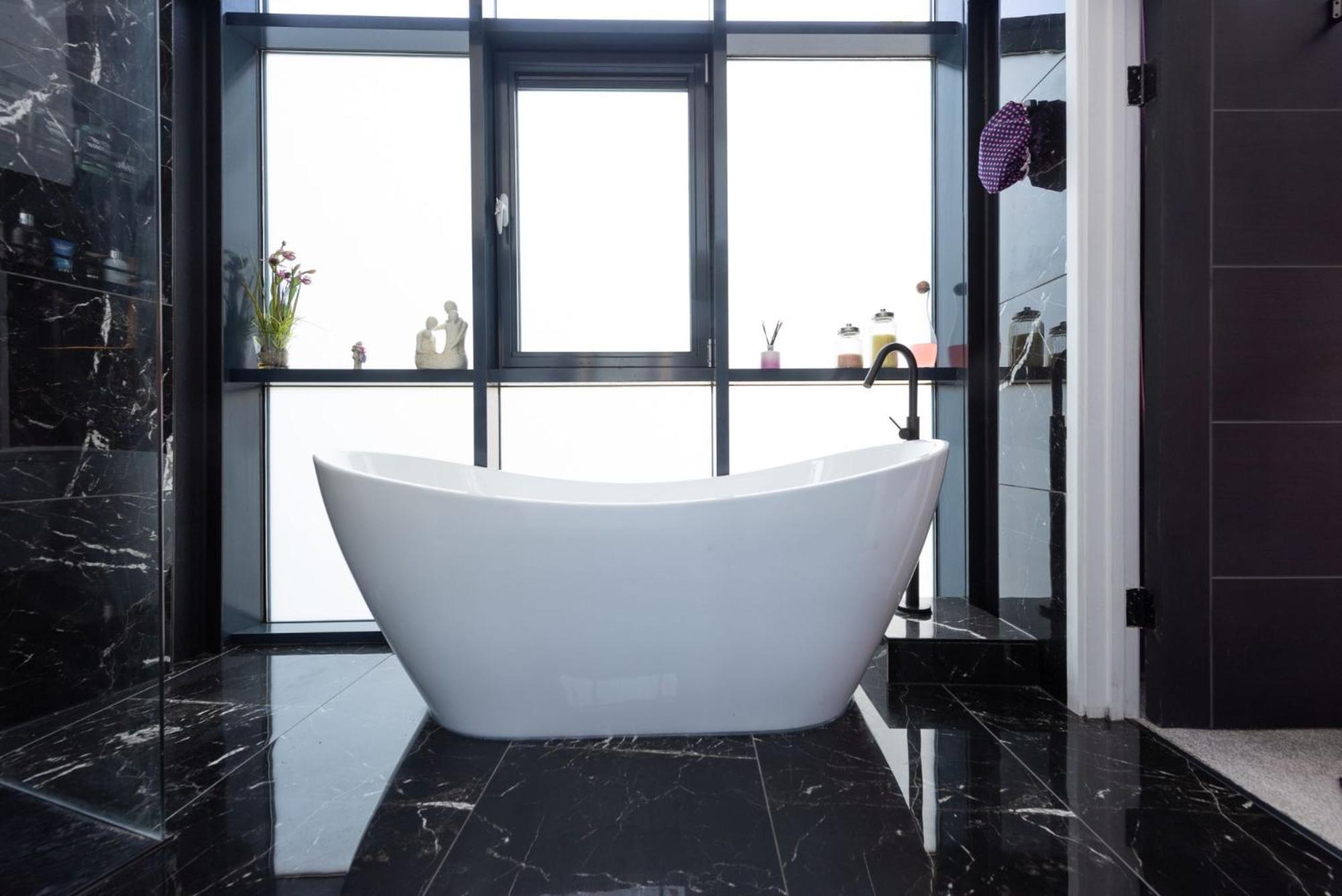 Woolbrook Reservoir - Private Hot Tub & Secure Parking