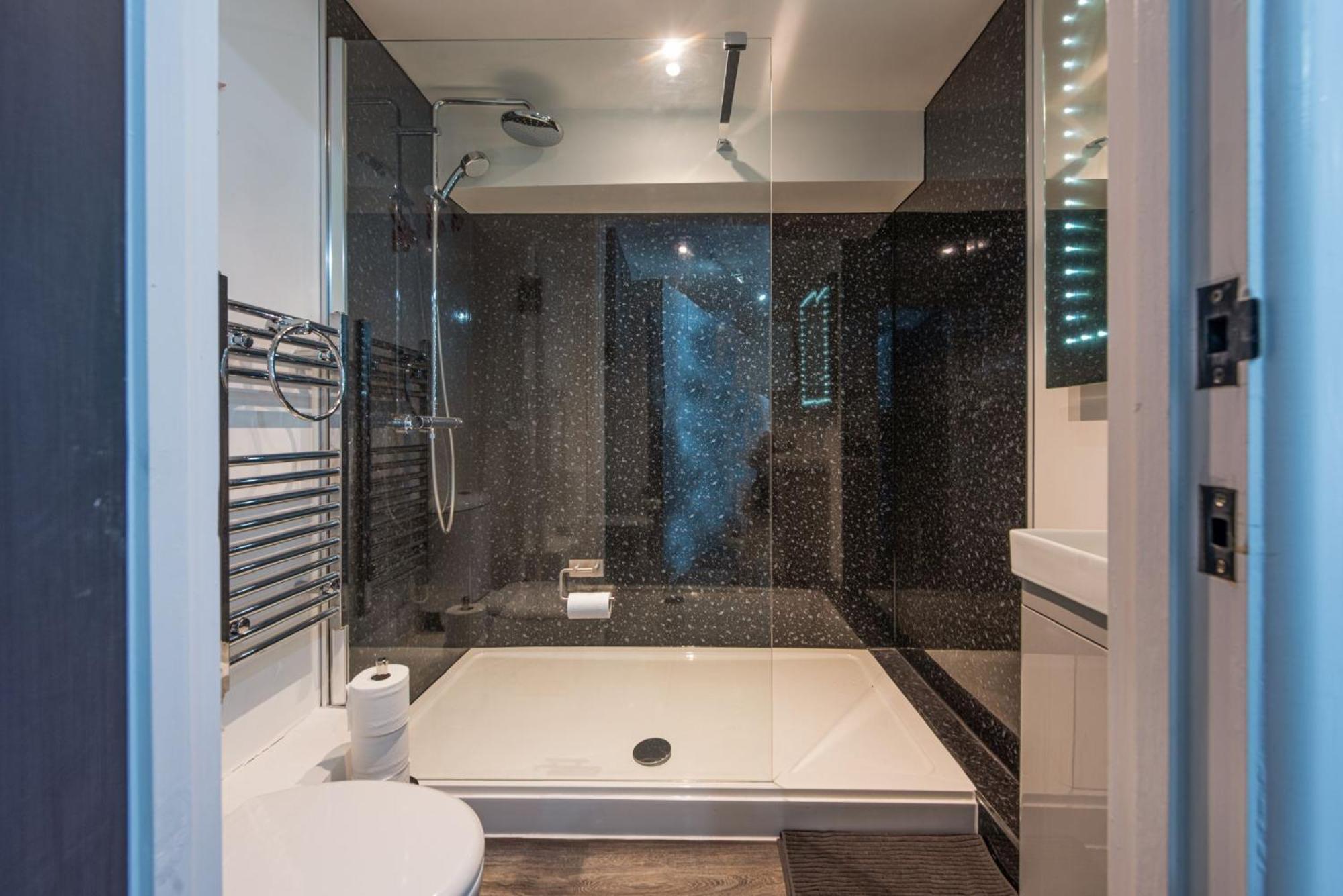 Woolbrook Reservoir - Private Hot Tub & Secure Parking