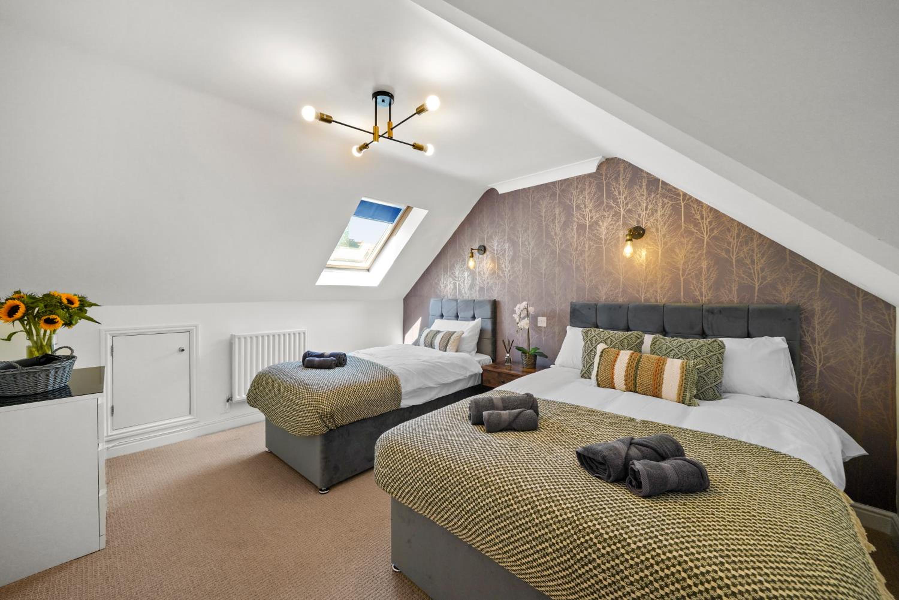PRIME 3 BED HOUSE to BICESTER OUTLET for 8 People by Platinum Key Properties view 5