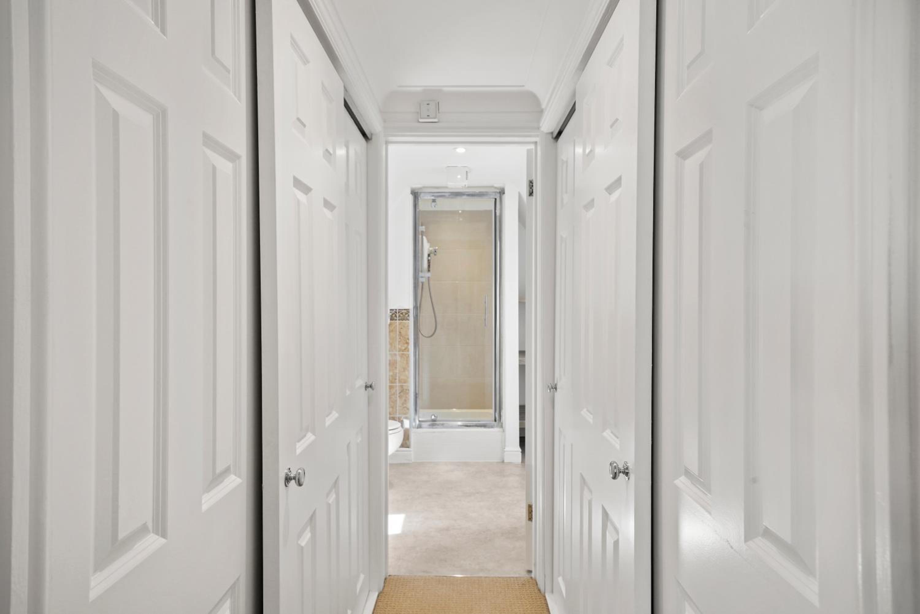 PRIME 3 BED HOUSE to BICESTER OUTLET for 8 People by Platinum Key Properties view 3