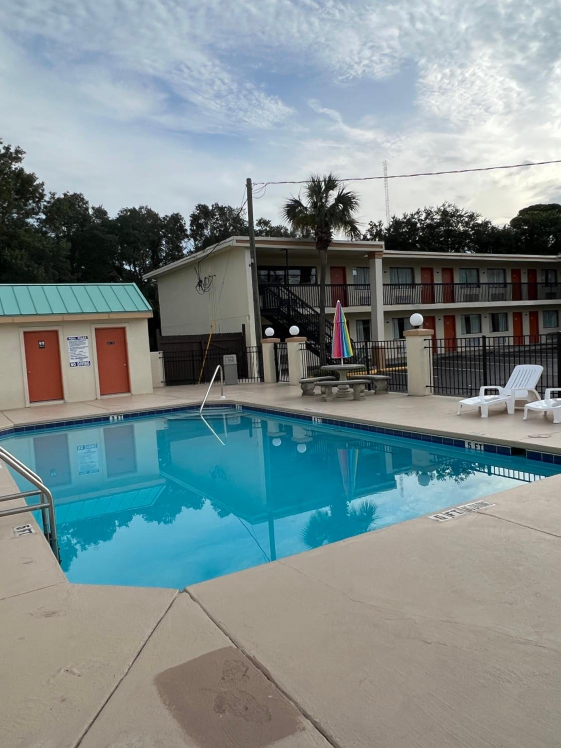 Hole Inn the Wall Hotel - Fort Walton Beach - Sunset Plaza - nearby Beaches & Hurlburt