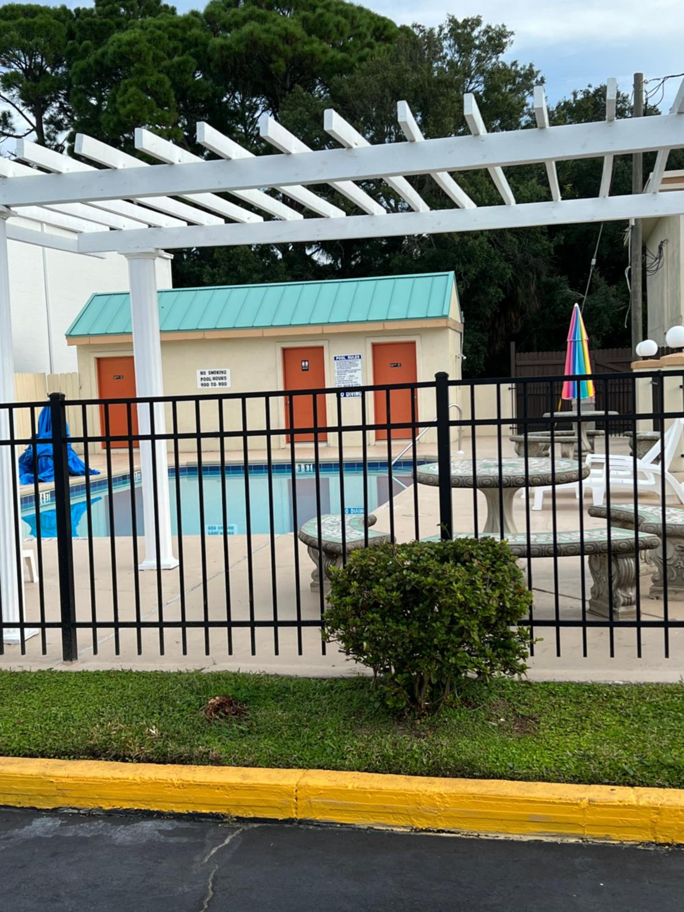 Hole Inn the Wall Hotel - Fort Walton Beach - Sunset Plaza - nearby Beaches & Hurlburt