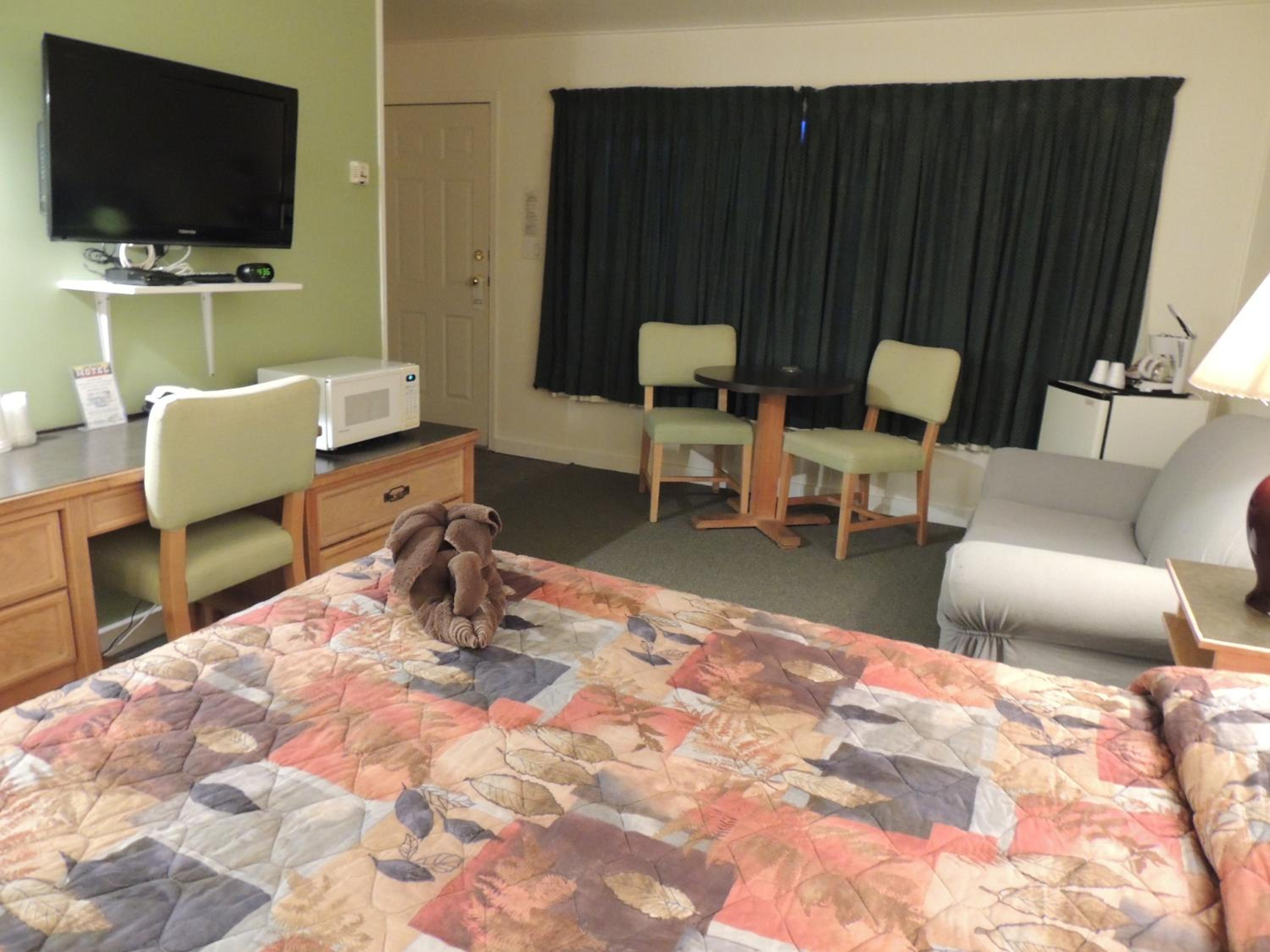 100 Mile Motel & RV Park