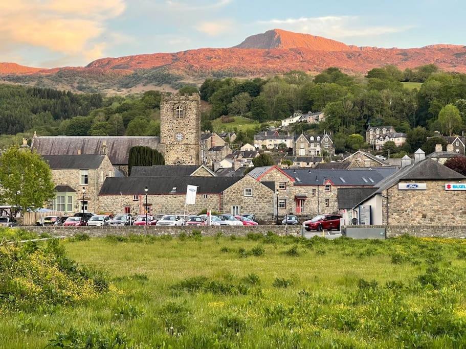 Character Townhouse in Town Centre & Superb Views view 2