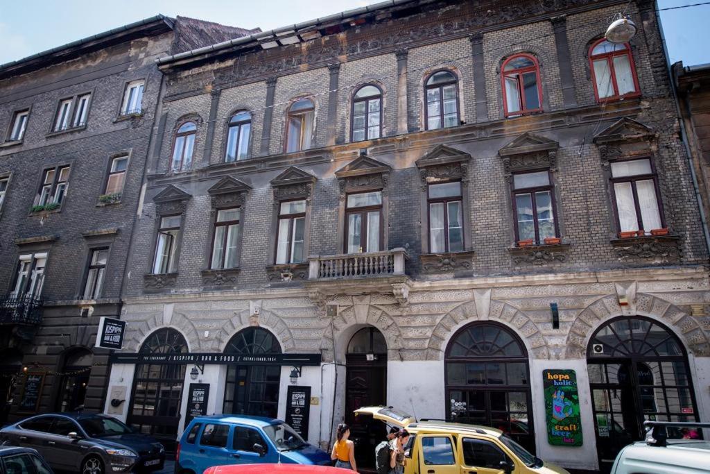 Studio Apartment Next To Famous Party House A38 view 4