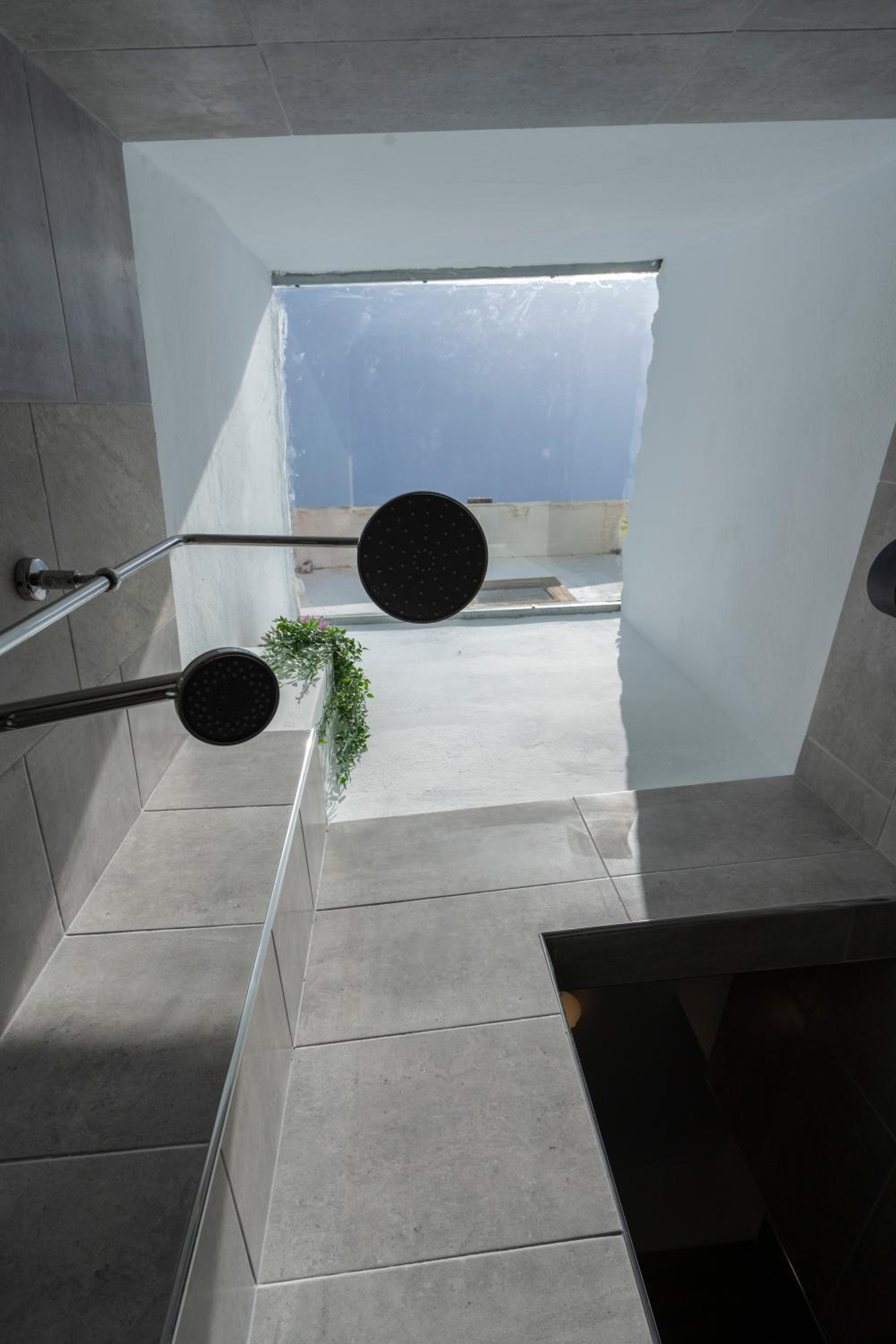 Spacious house with huge terrace facing the sea