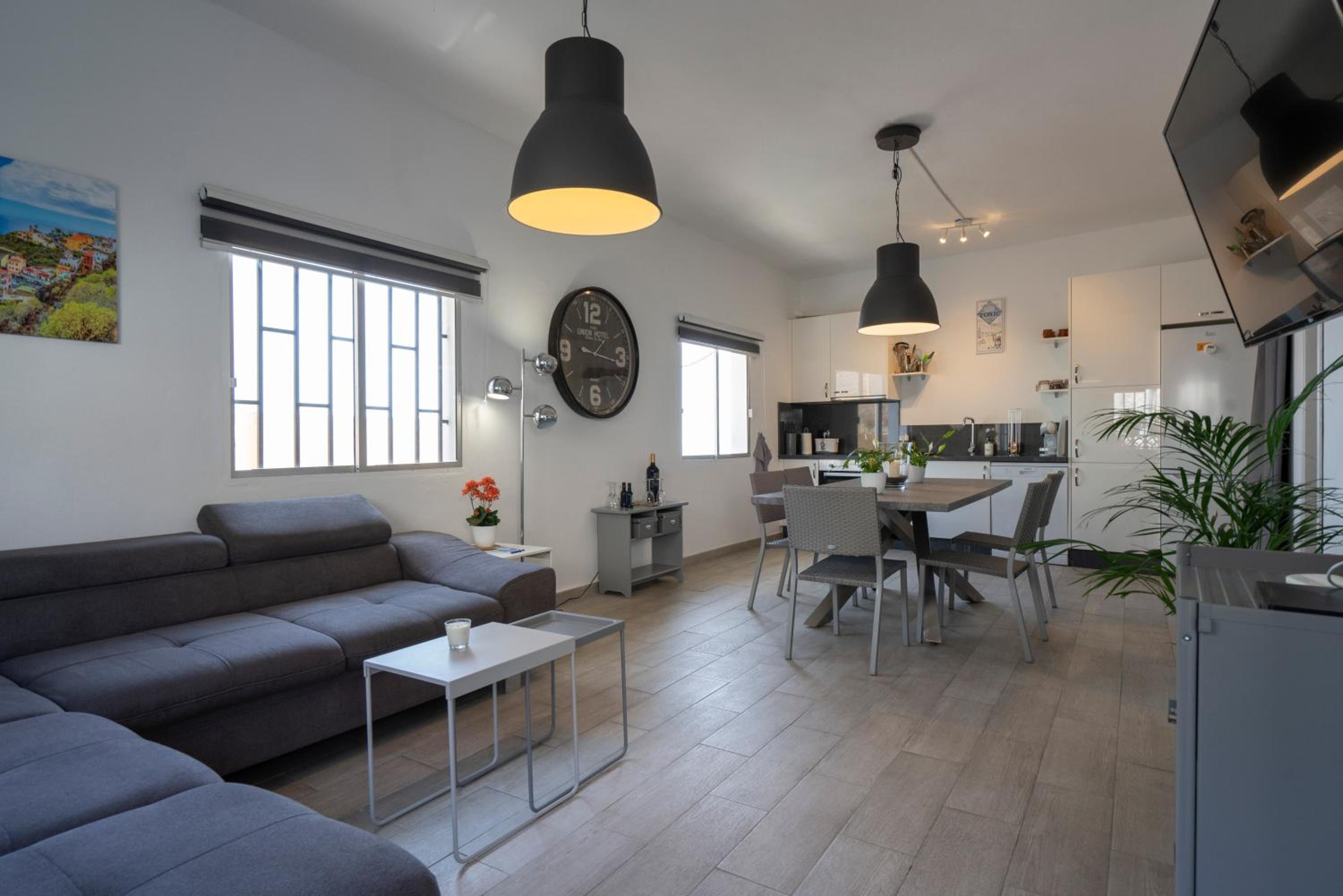 Spacious house with huge terrace facing the sea