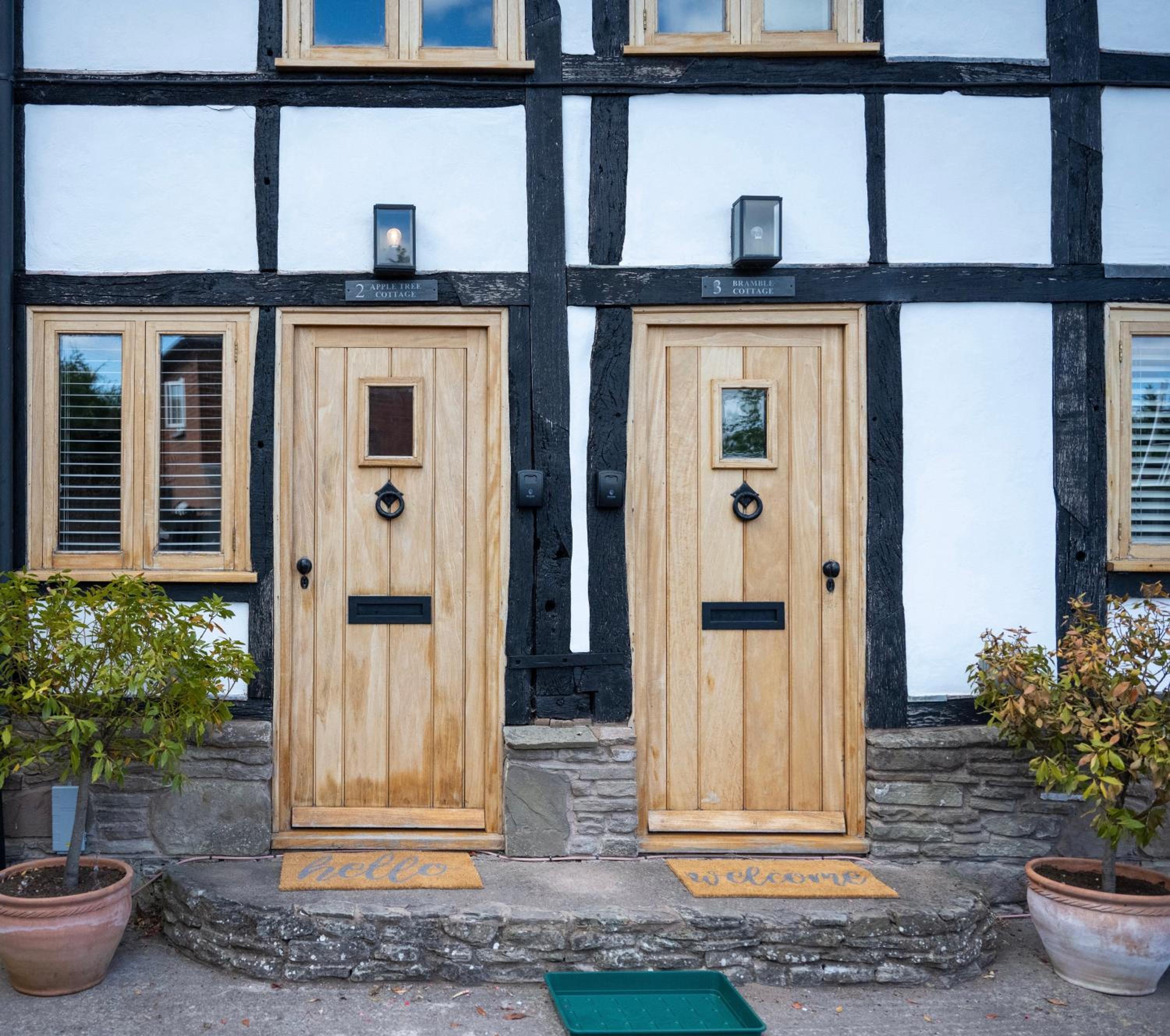 Hotel Bramble - Cosy 2 Bedroom Cottage With Hot Tub