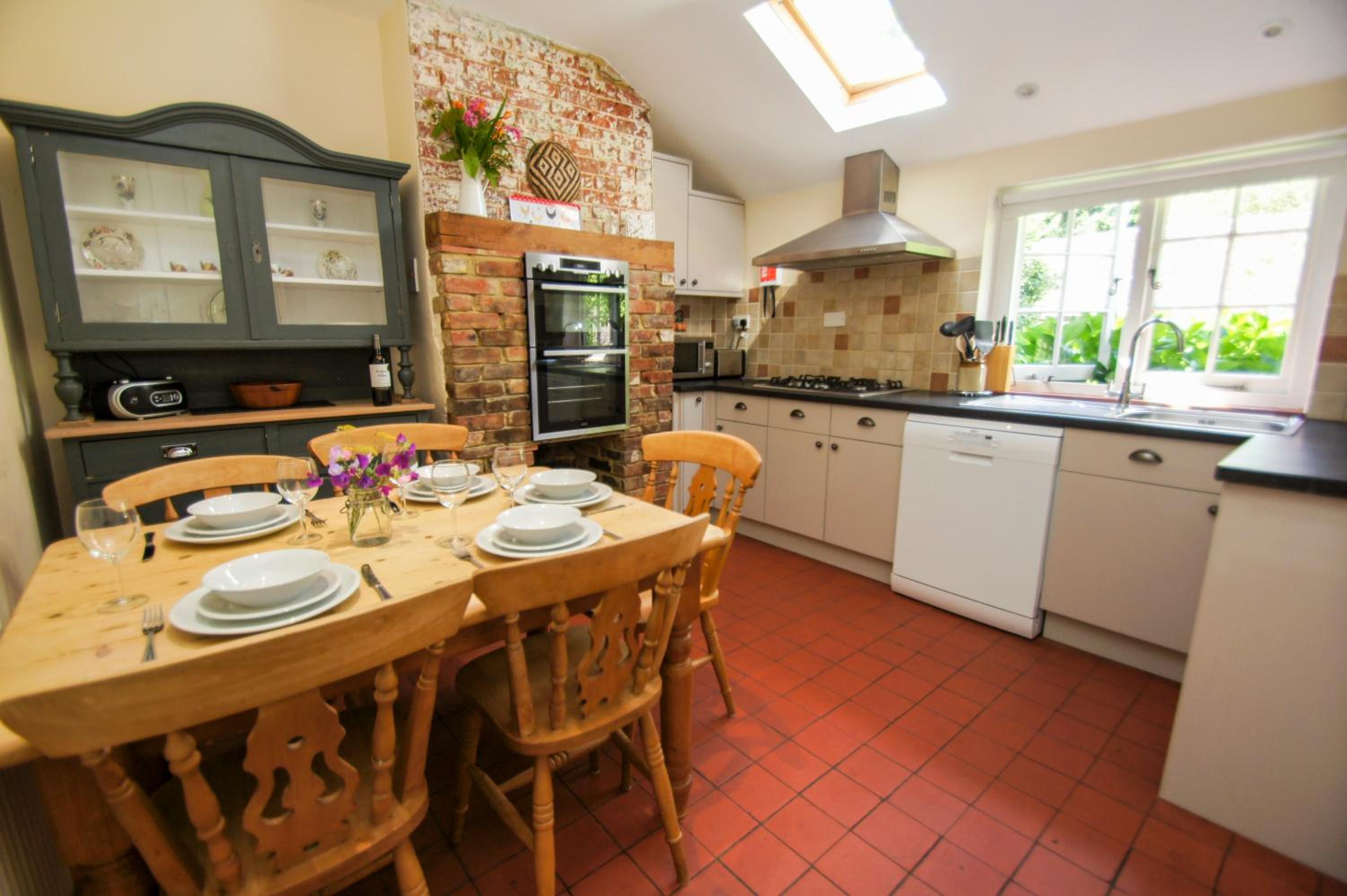 Beeches Cottage - Beautiful Garden - Parking view 3