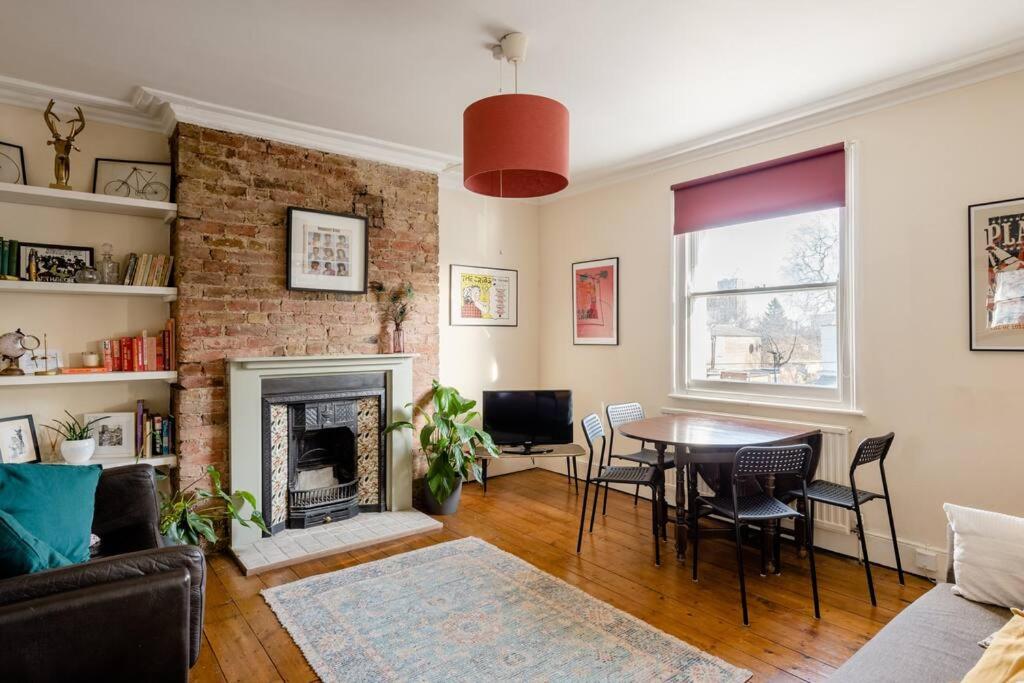 Beautiful two-floor flat near tube station view 4