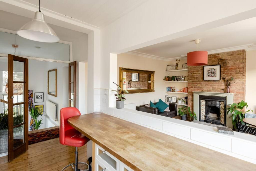 Beautiful two-floor flat near tube station view 5