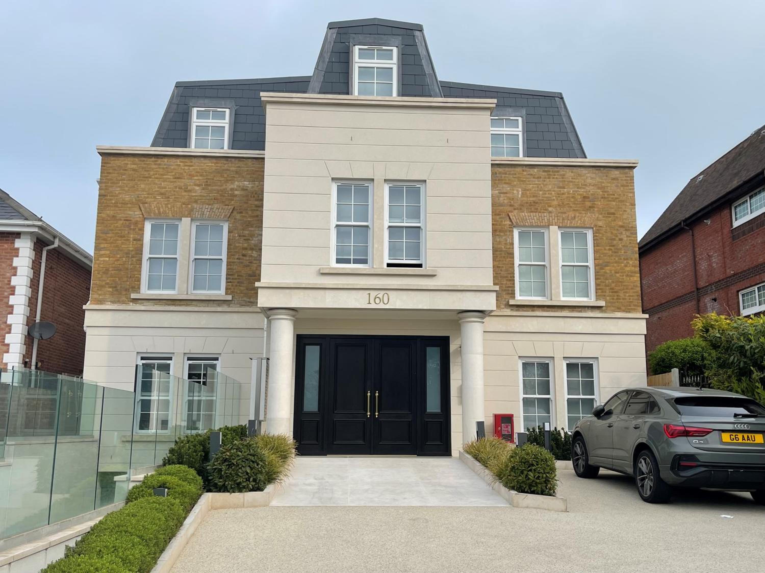luxurious, 2 bed, 2 bath penthouse apartment in highly desirable Chigwell CHCL F8