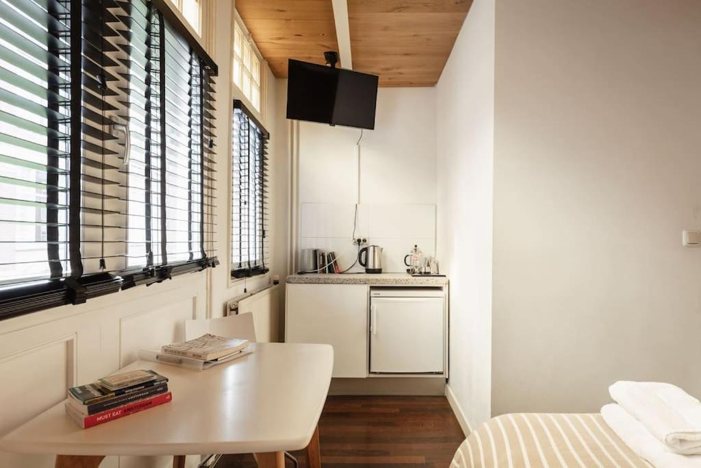 New! Private Authentic Apartment In City Centre!