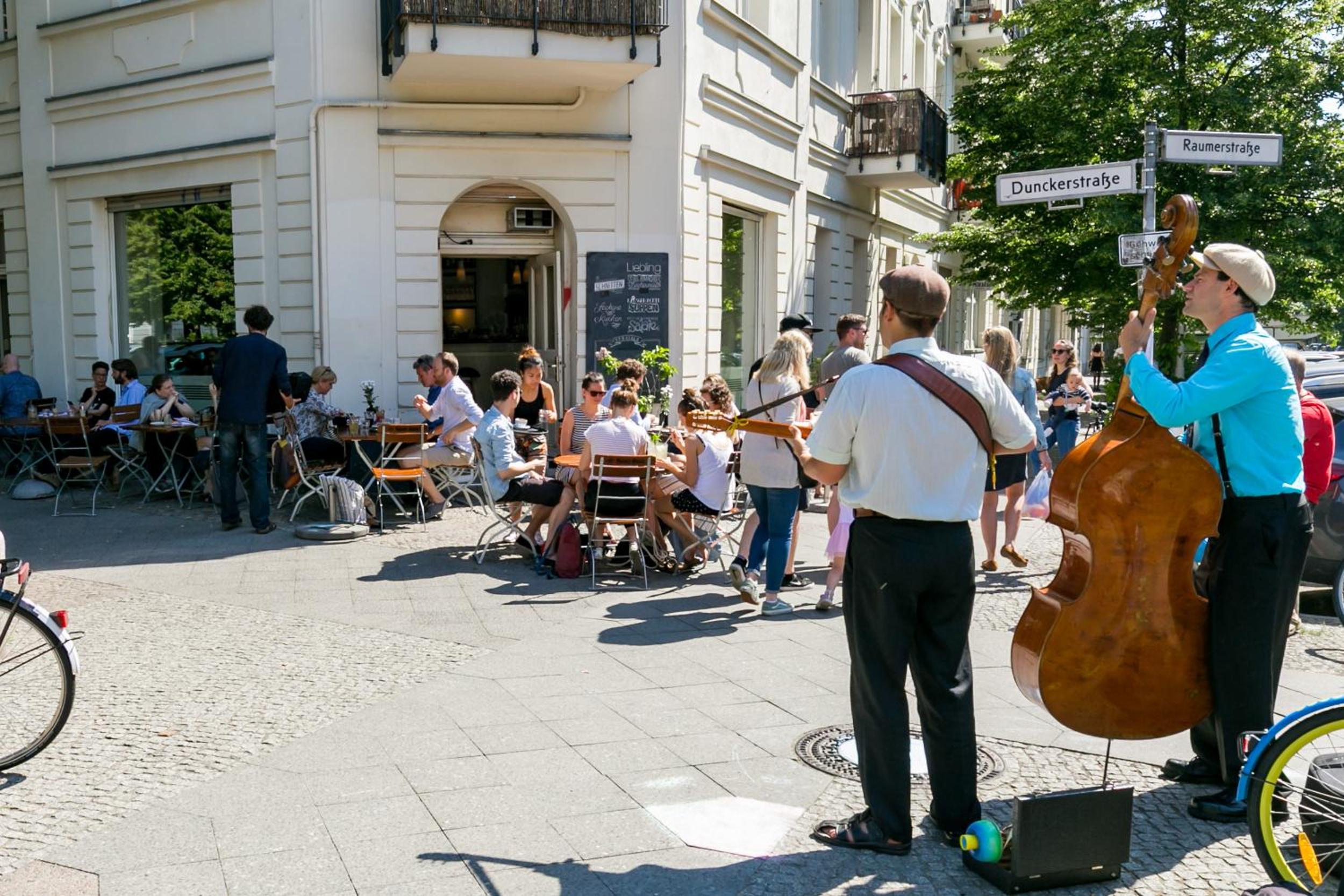 Spacious apartment in Hemholtzkiez Prenzlauer Berg for 8 People Hiddenseer