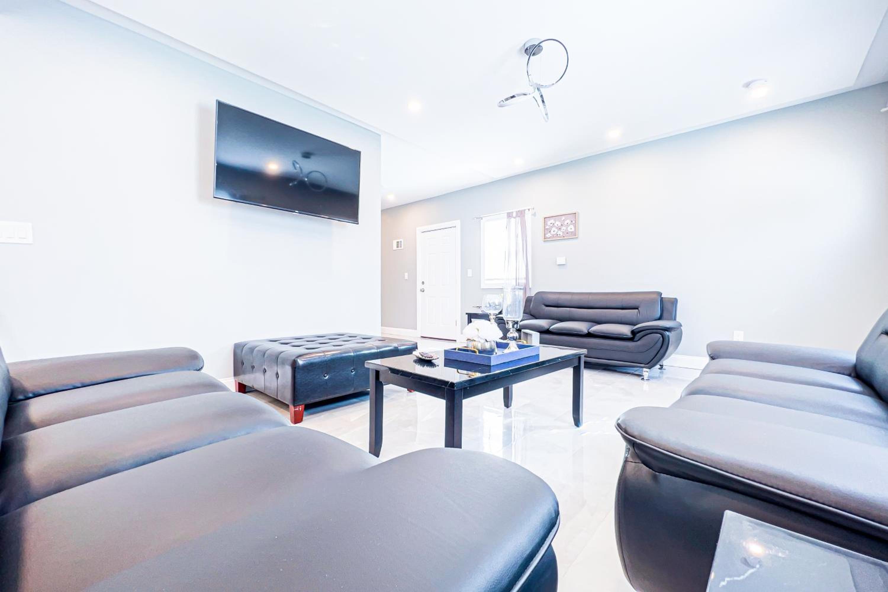 Group Friendly 6BR Near Aquarium & Niagara Falls view 5