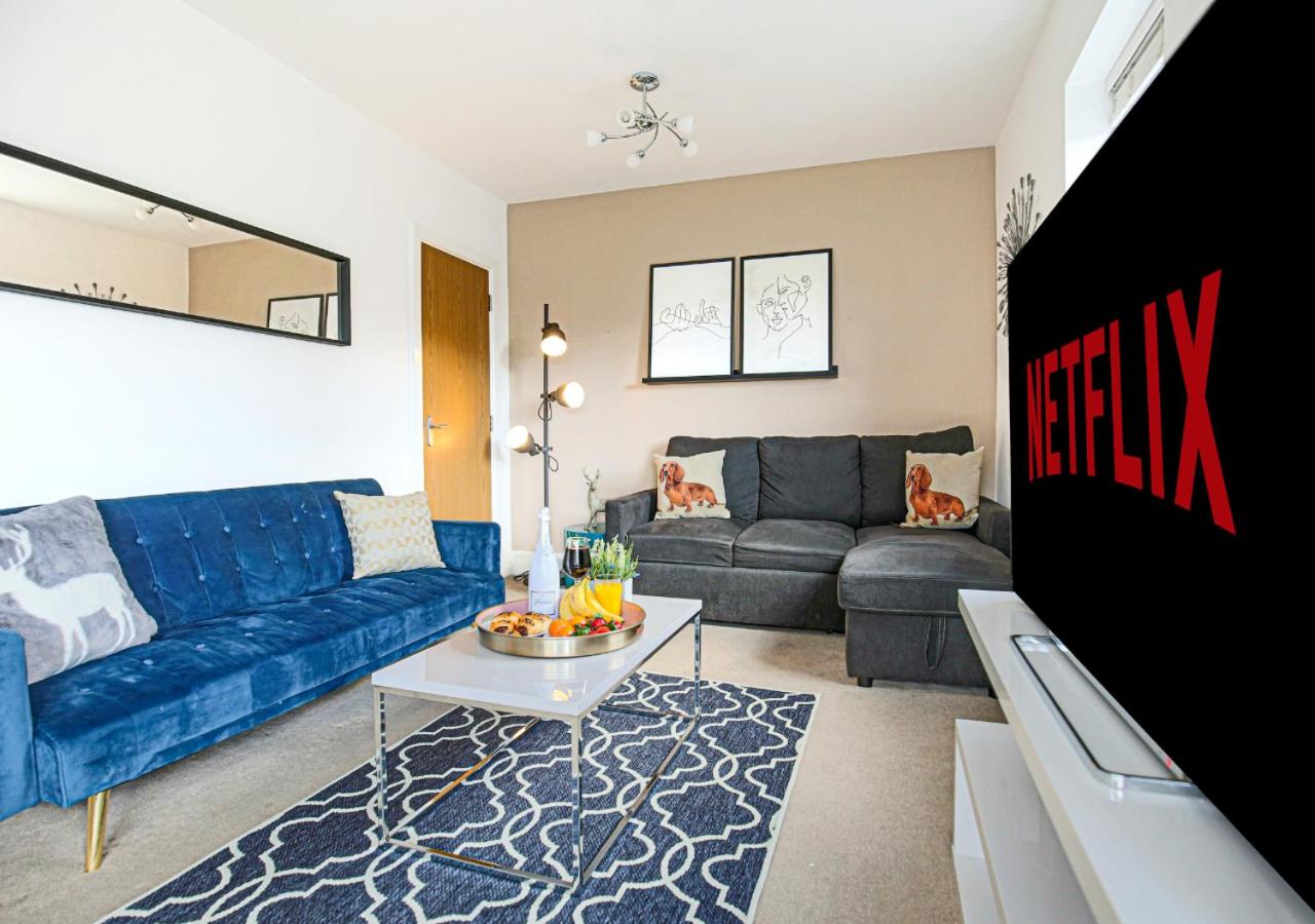 Spacious House - Close to City Centre - Free Parking, Fast Wifi, Smart TVs with Netflix by Yoko Property view 2