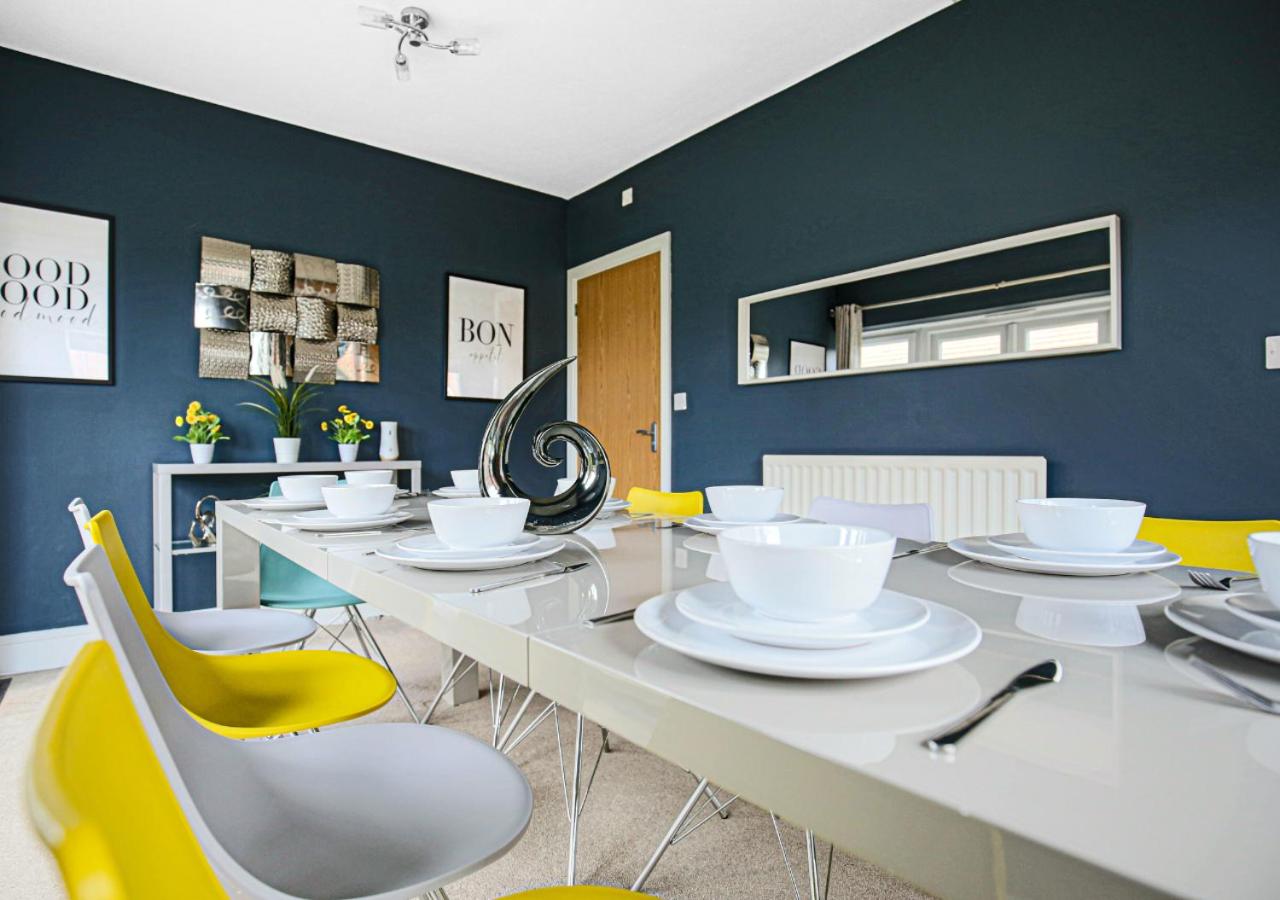 Spacious House - Close to City Centre - Free Parking, Fast Wifi, Smart TVs with Netflix by Yoko Property view 5