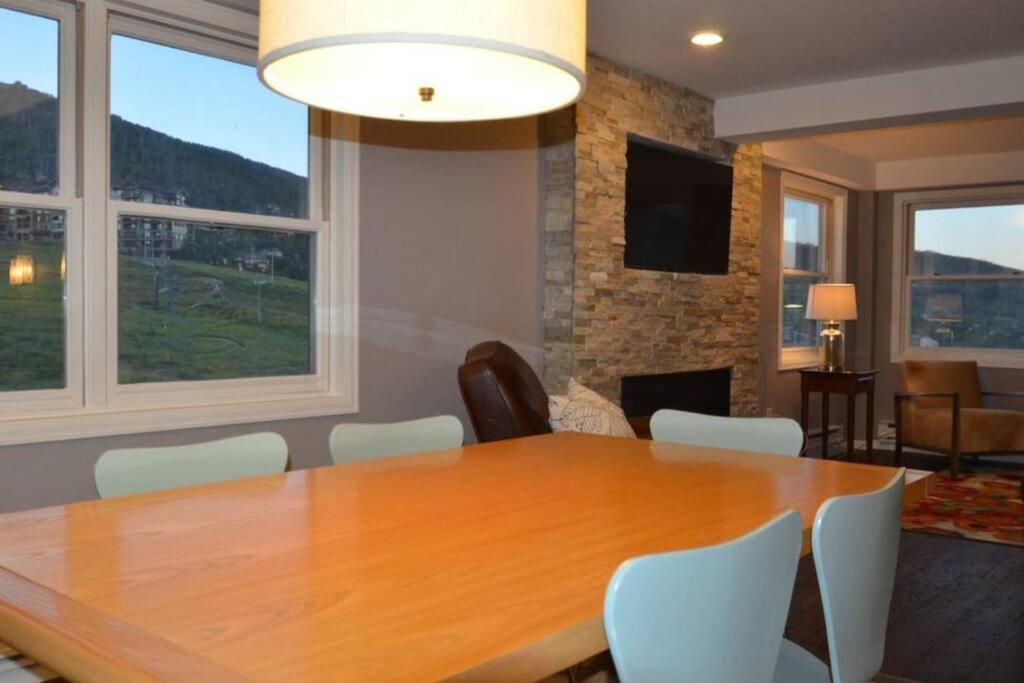 True Ski-in Ski-Out Luxury 3bd with huge views view 5
