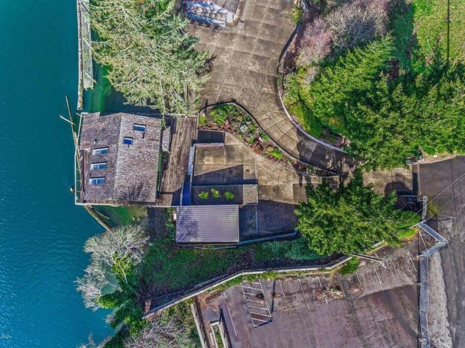 Riverside retreat with stunning views, historic charm - Coastal adventure awaits view 4