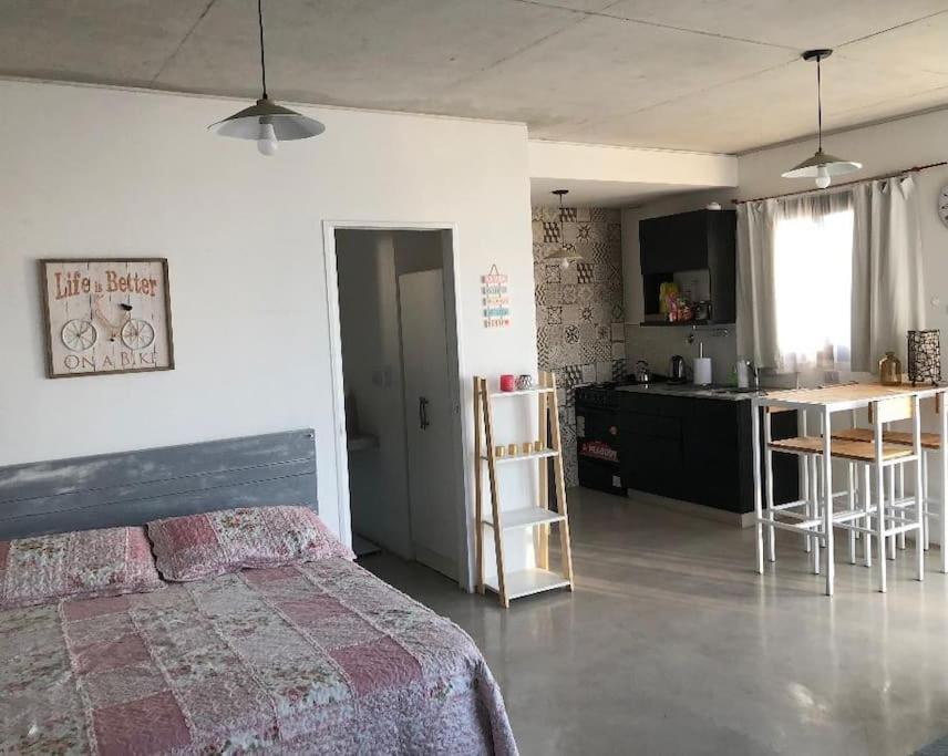 Luminoso,tranquilo y practico estudio en zona sur con balcón y cochera
