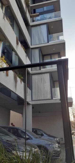 Luminoso,tranquilo y practico estudio en zona sur con balcón y cochera