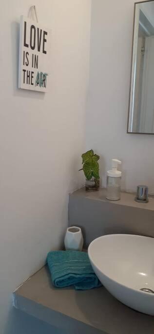 Luminoso,tranquilo y practico estudio en zona sur con balcón y cochera
