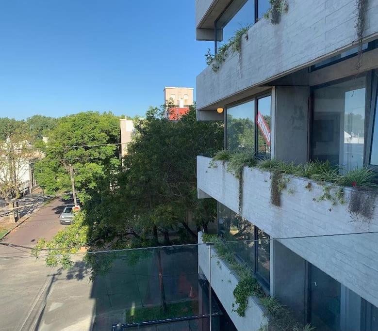 Luminoso,tranquilo y practico estudio en zona sur con balcón y cochera