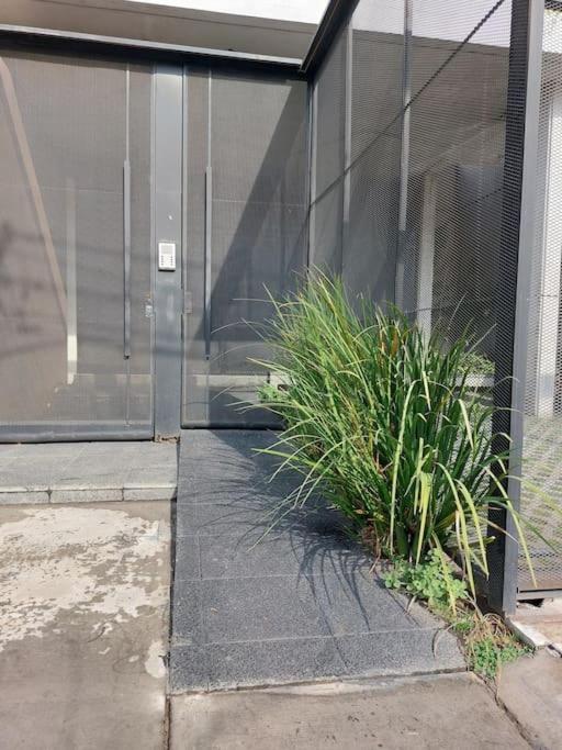 Luminoso,tranquilo y practico estudio en zona sur con balcón y cochera