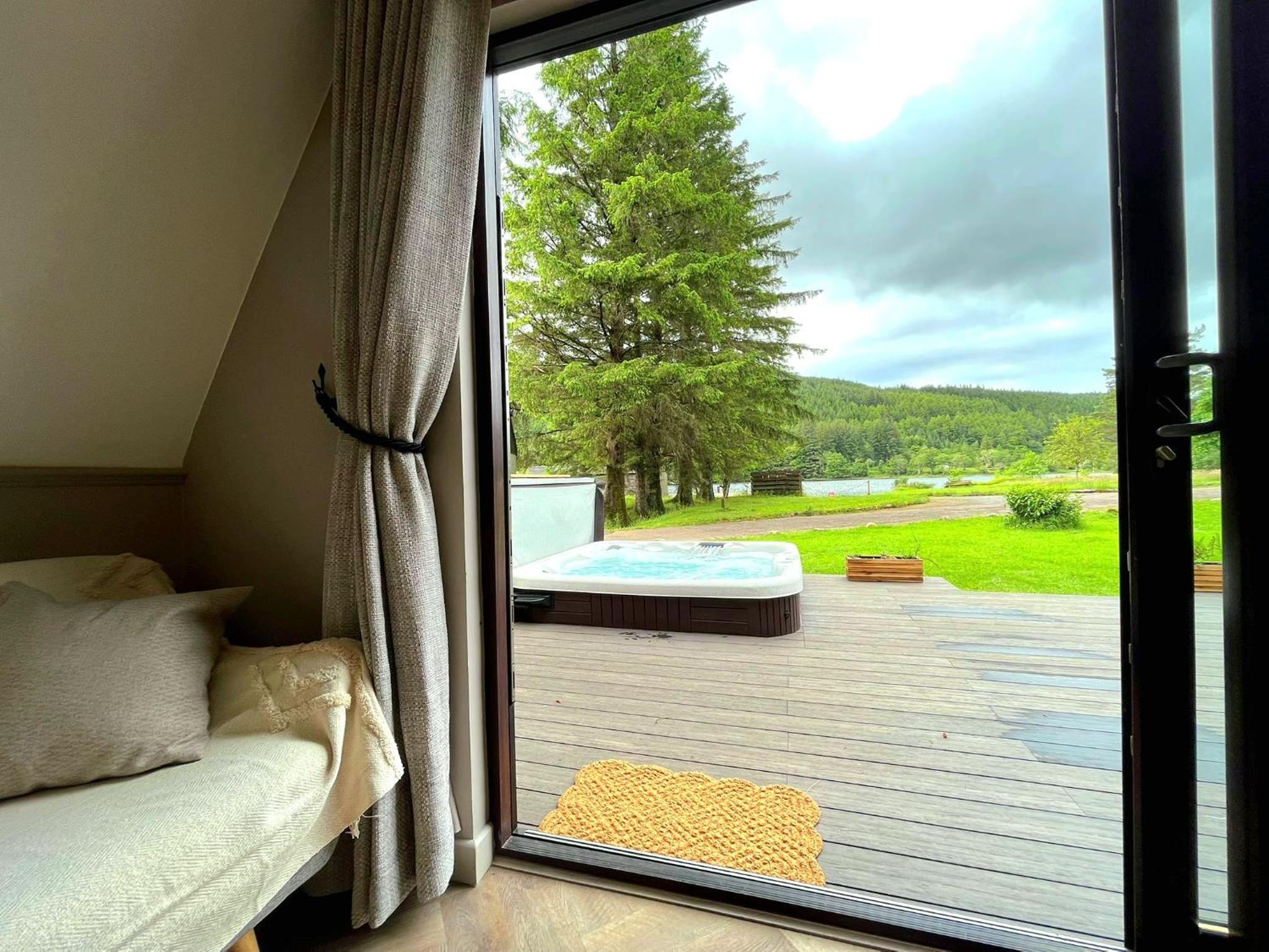 Hotel Bonnie Lodge-Lochside Location with Hot Tub - Image 1