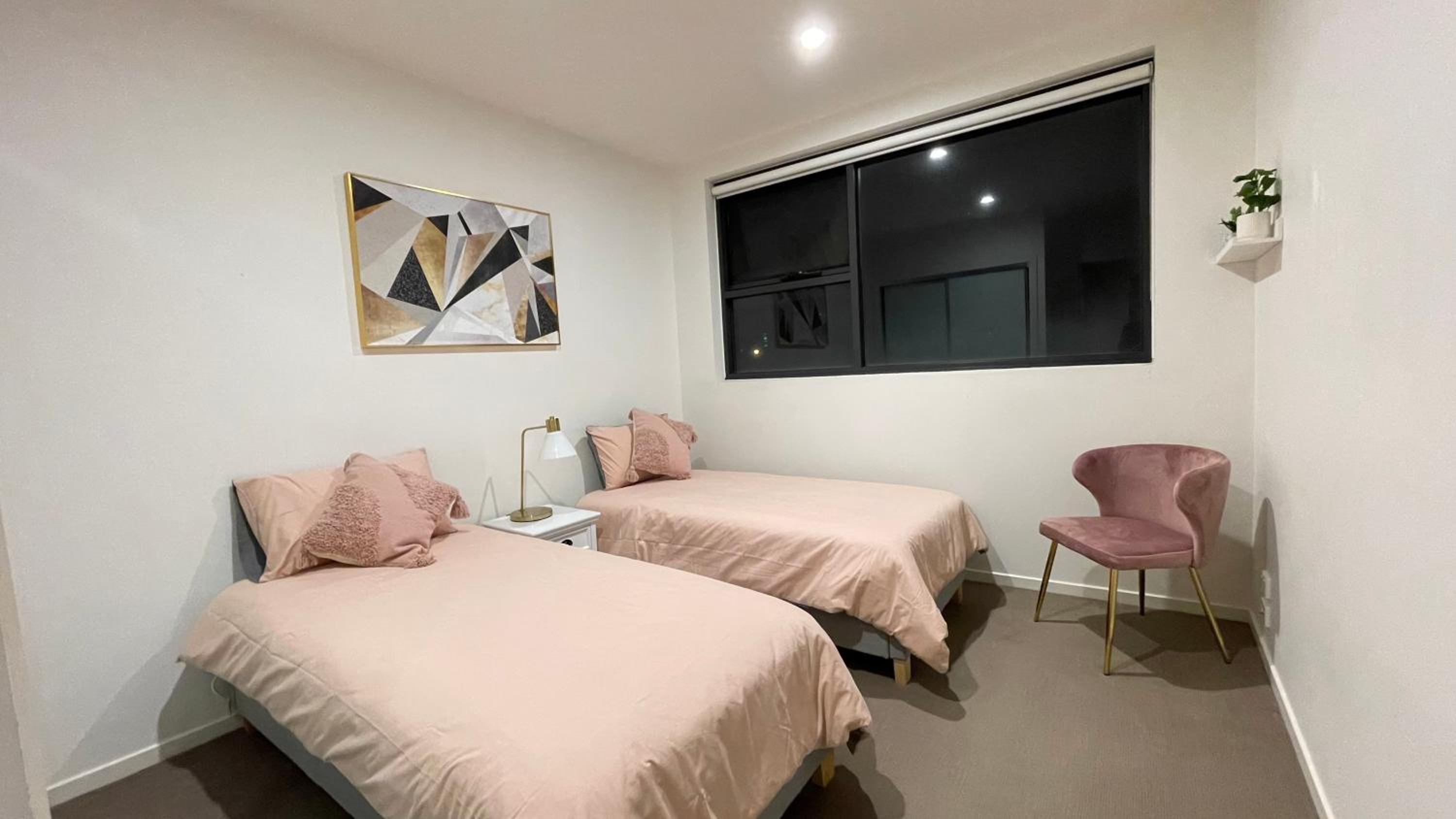 Preston Spacious 2BRM Apartment Free Parking Wi-Fi
