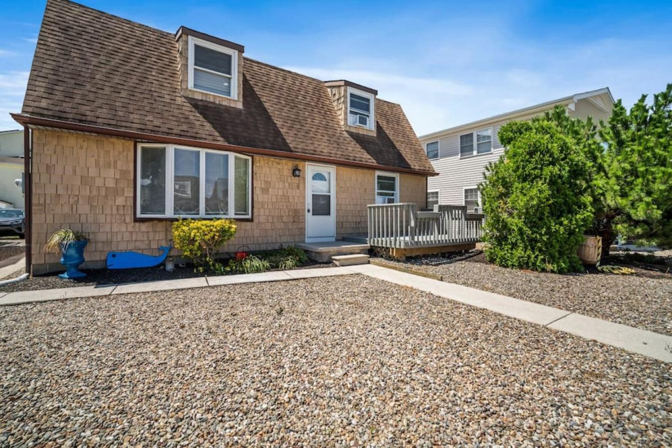 Beach Getaway Parking 2 blocks to Beach view 3