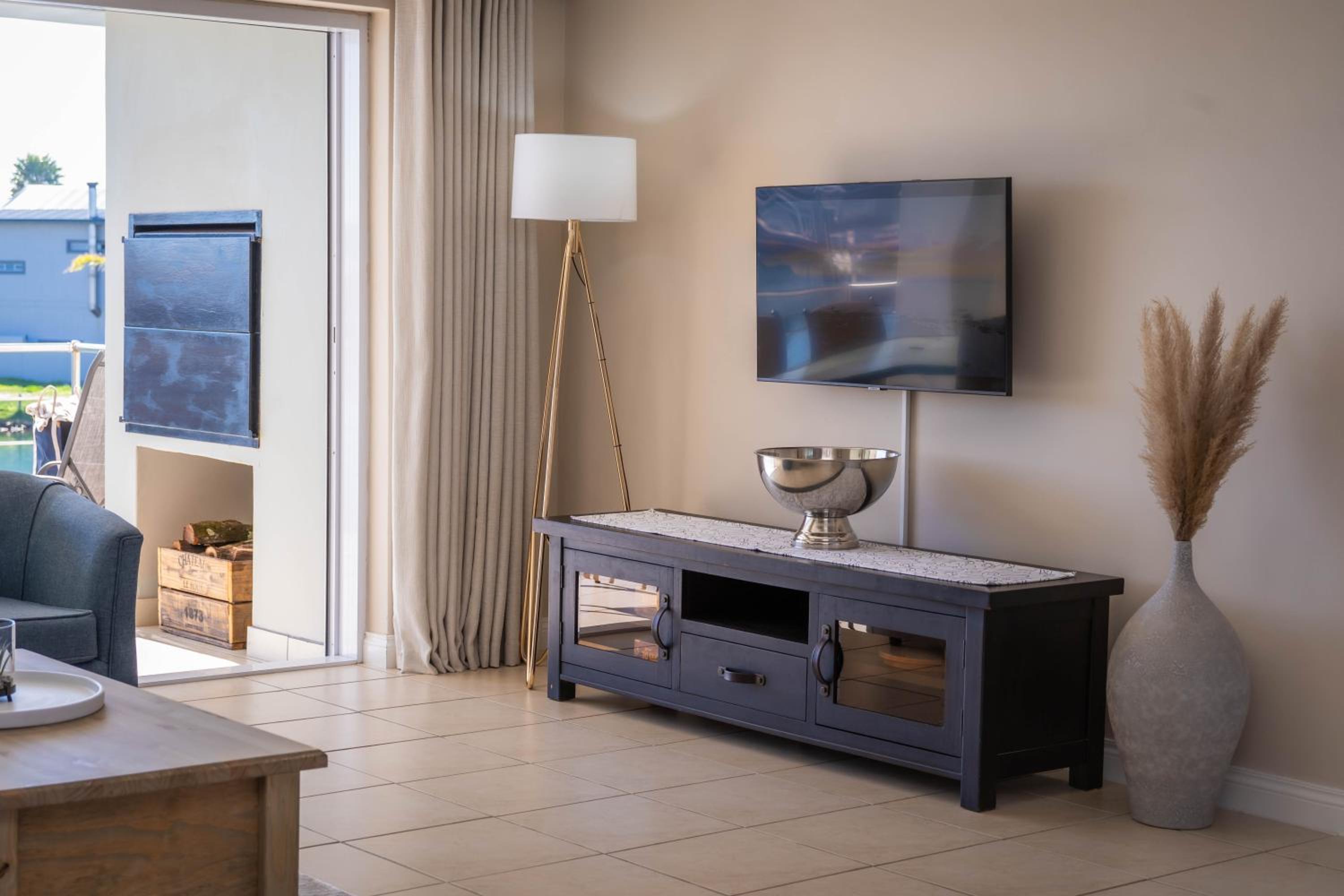 Leisure Apartment with Beautiful Water Views