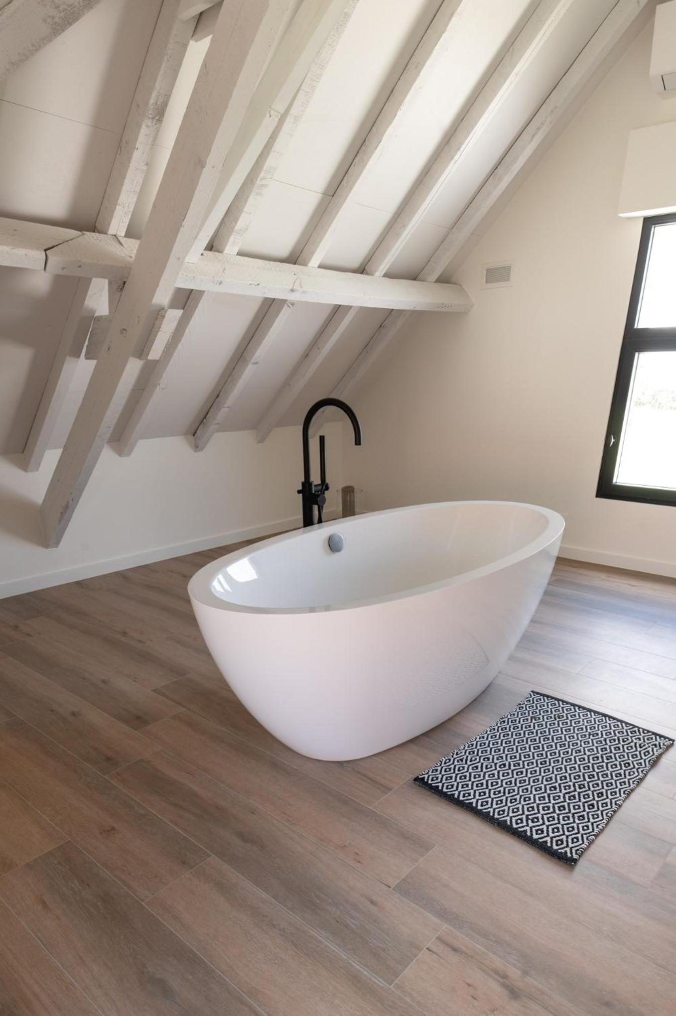 Farmhouse Hoeve Den Ast 5 separate bedrooms with bathrooms
