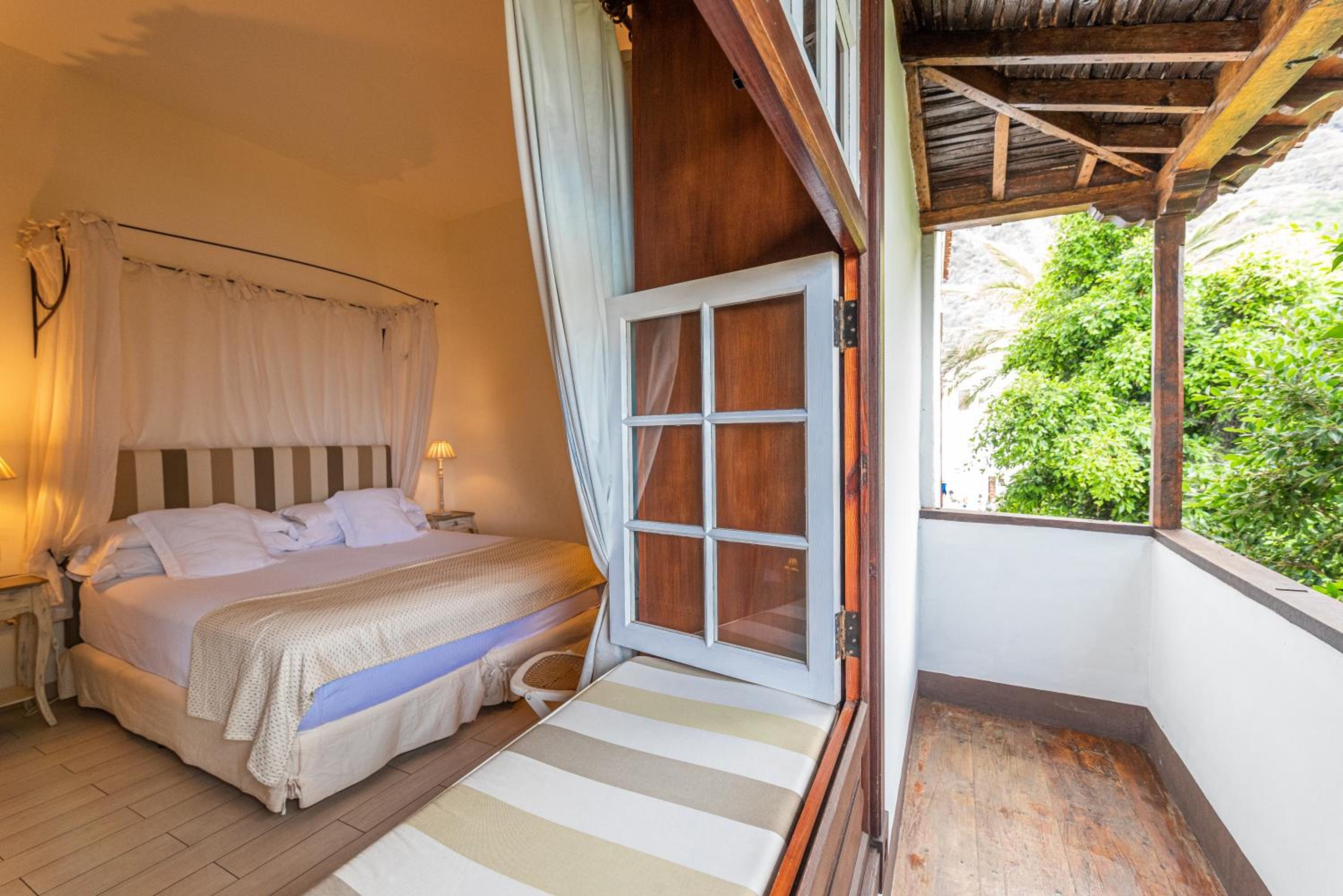 Isla Baja Suites en Garachico — hotel room