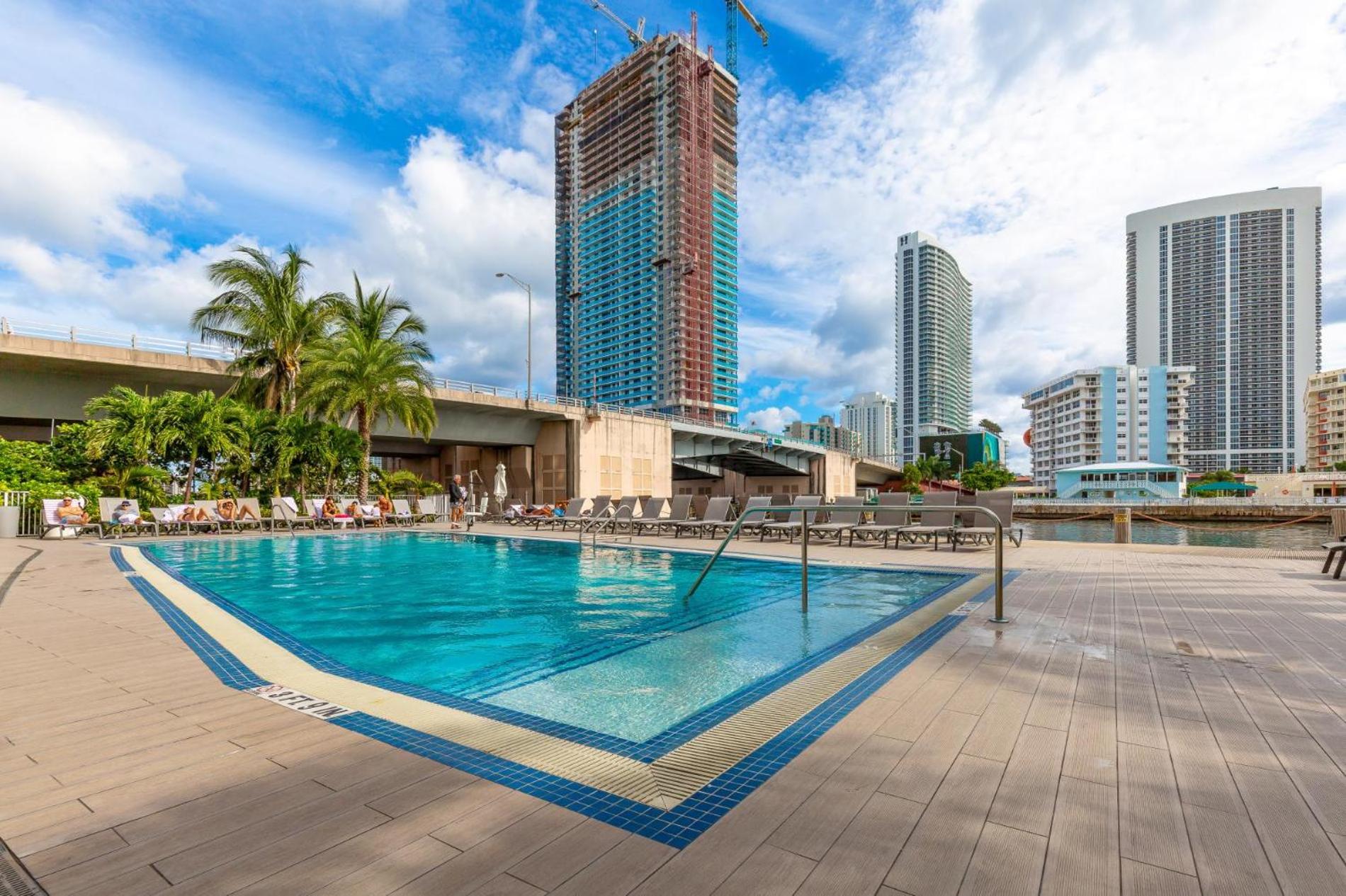 Convenient studio at Beach walk resort Miami 15th view 5