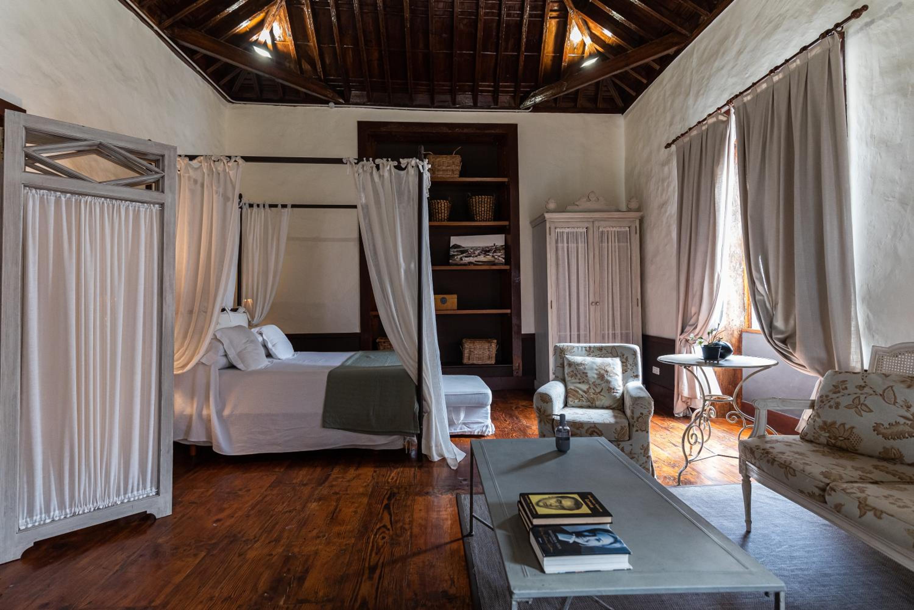 Isla Baja Suites en Garachico — hotel room