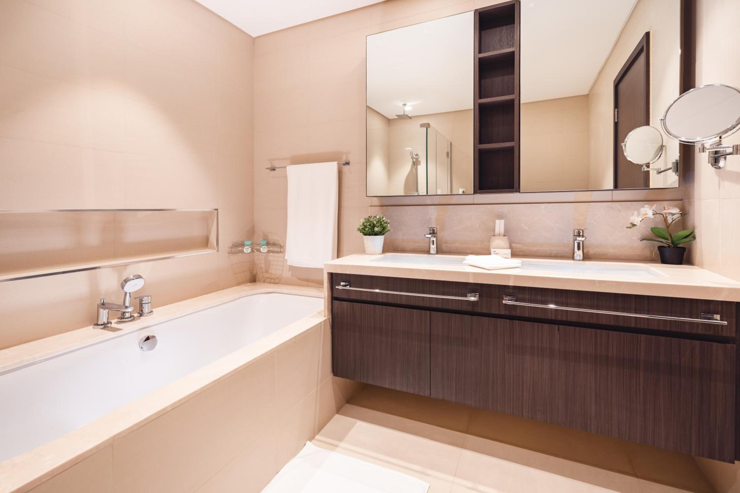 Elite Royal Apartment - Panoramic Full Burj Khalifa, Fountain & Skyline View - ACed direct connection to Dubai Mall - Governor