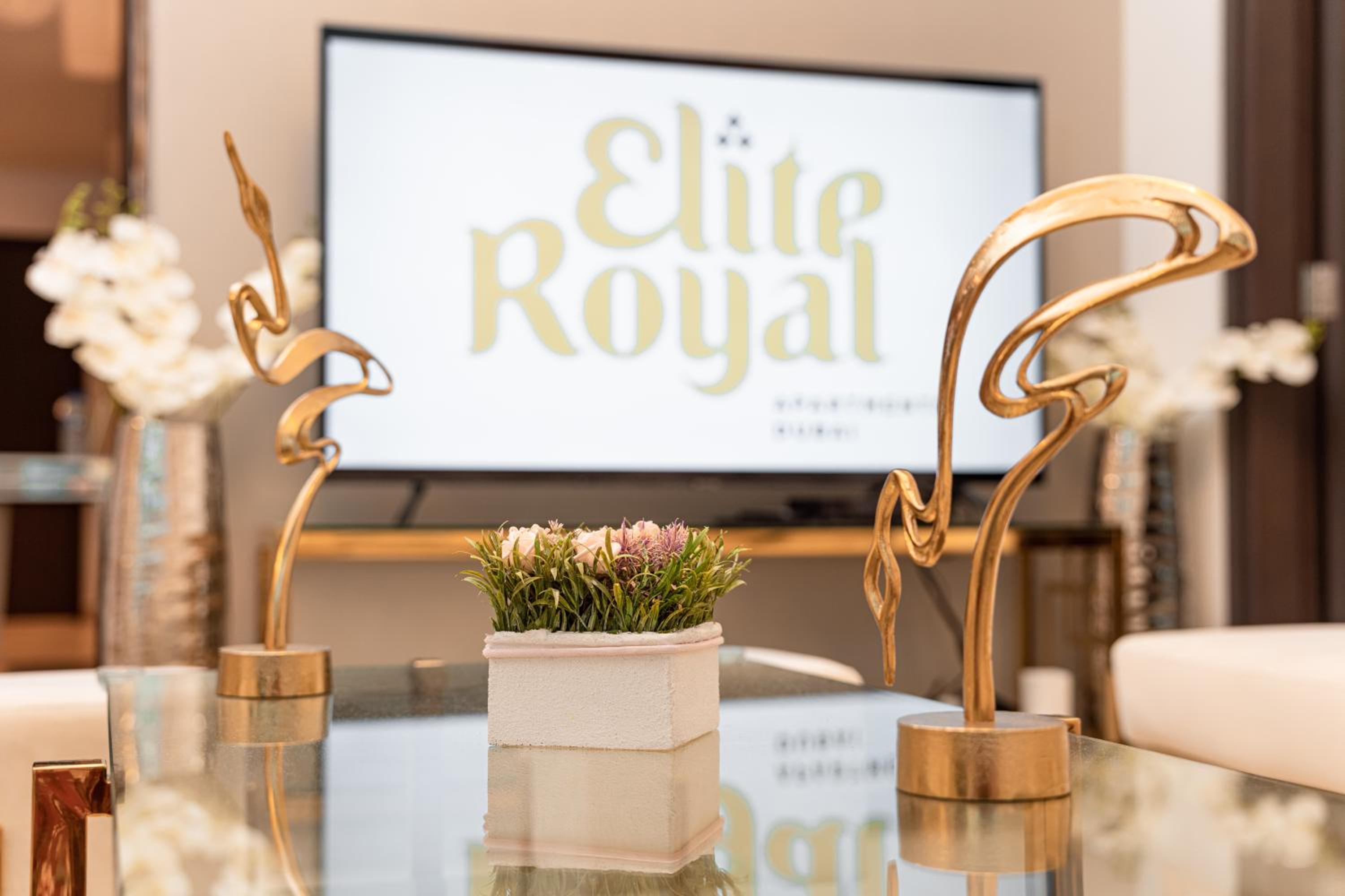 Elite Royal Apartment - Panoramic Full Burj Khalifa, Fountain & Skyline View - ACed direct connection to Dubai Mall - Governor
