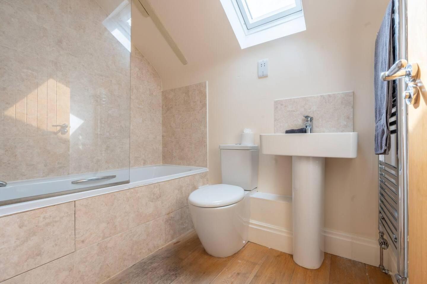 1 Bed Flat - Sleeps 2 - Parking - Wifi view 3