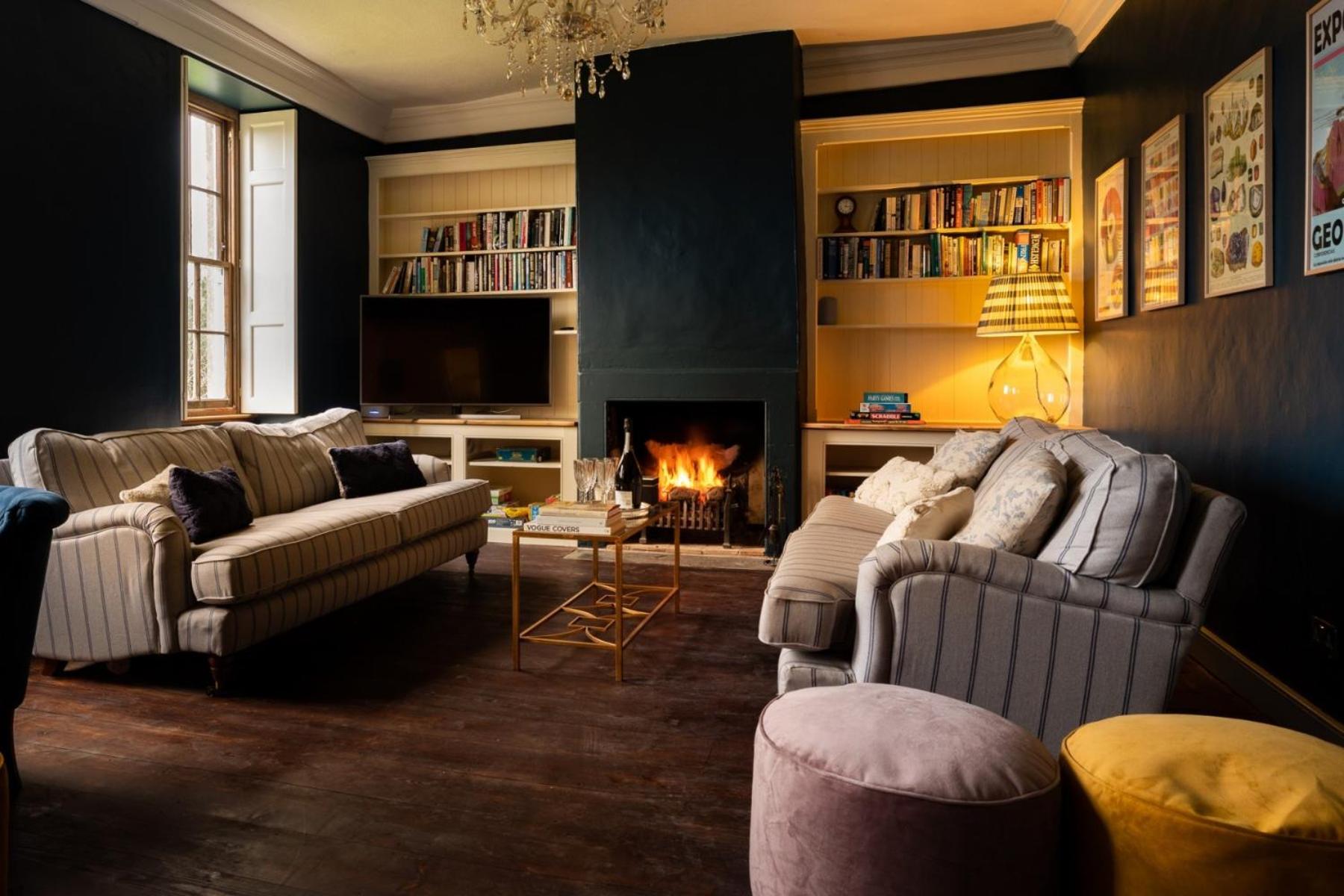 Upside house Beautiful 5 bedroom house sleeps 13 with hottub, games room and garden near Bath view 3