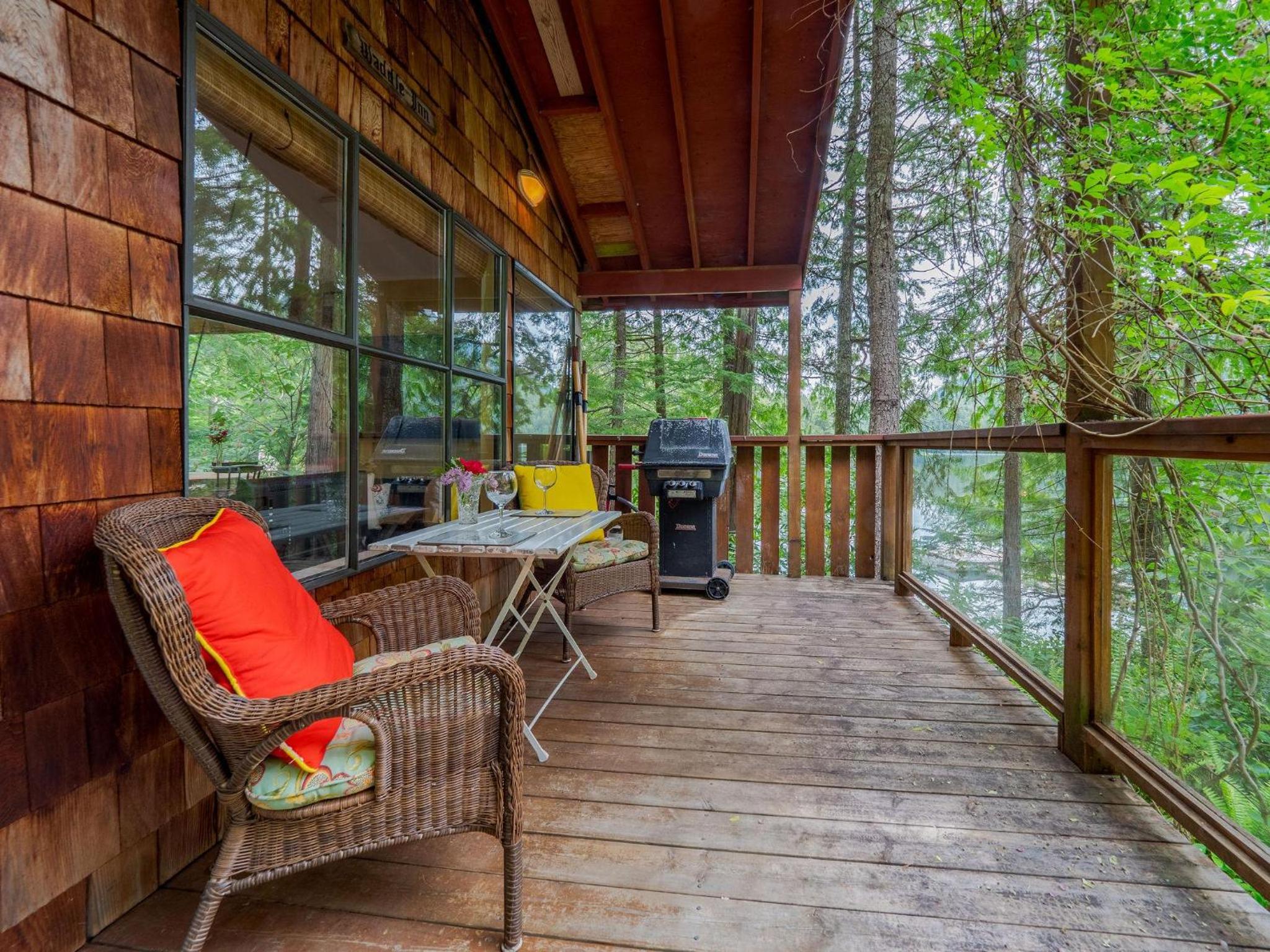 The Lakeside Cottage by EMR Vacation Rentals