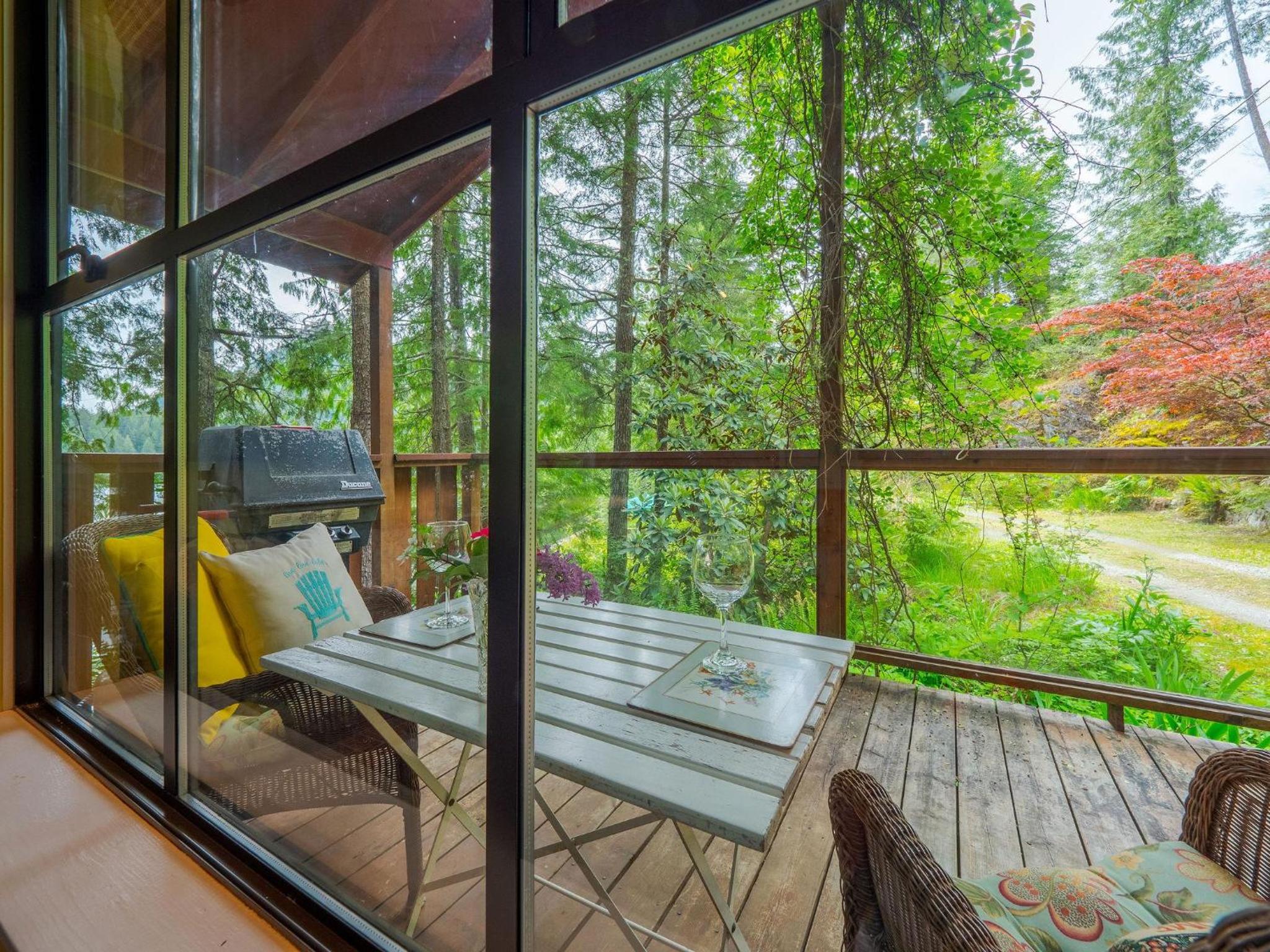 The Lakeside Cottage by EMR Vacation Rentals