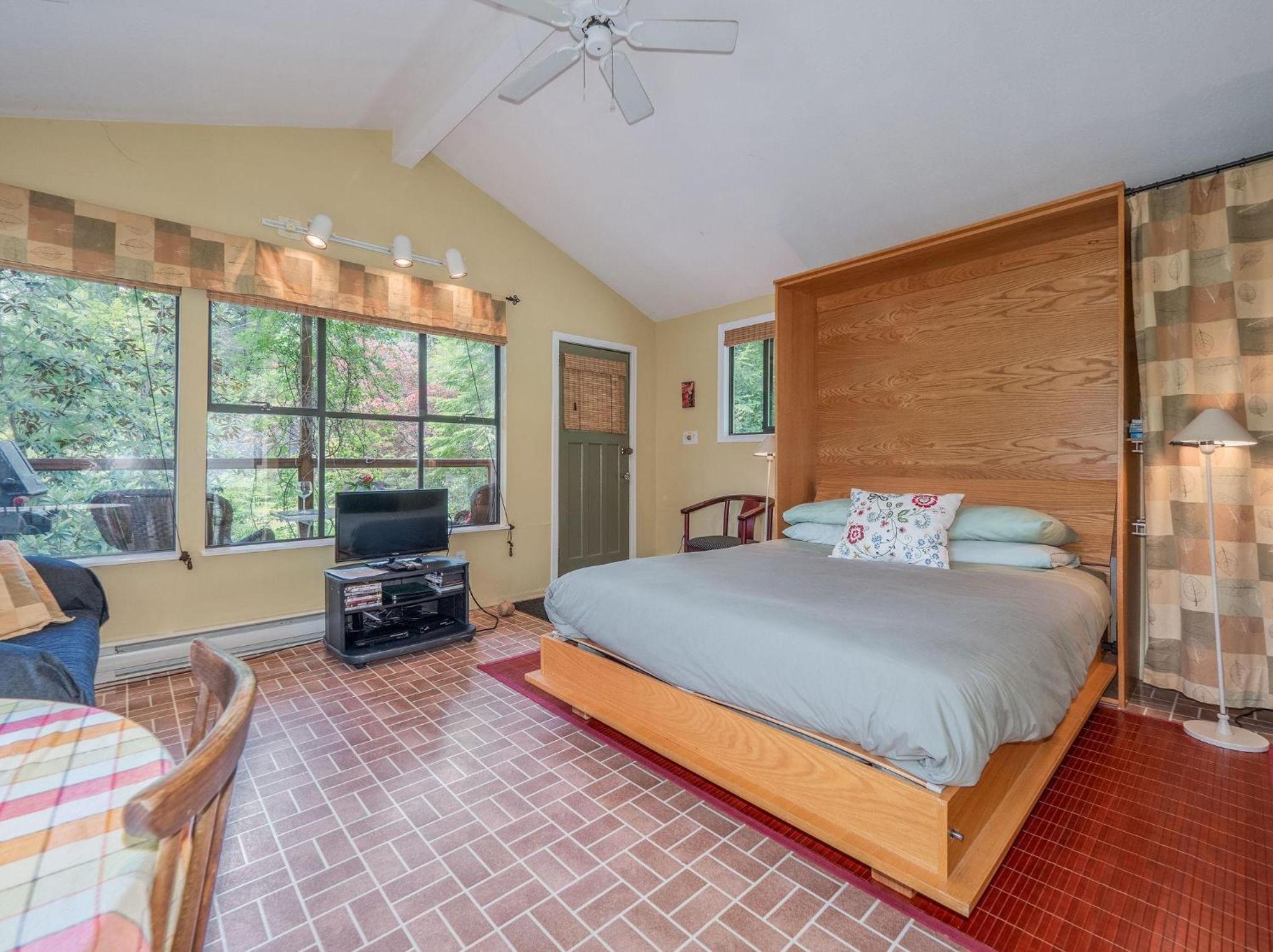 The Lakeside Cottage by EMR Vacation Rentals